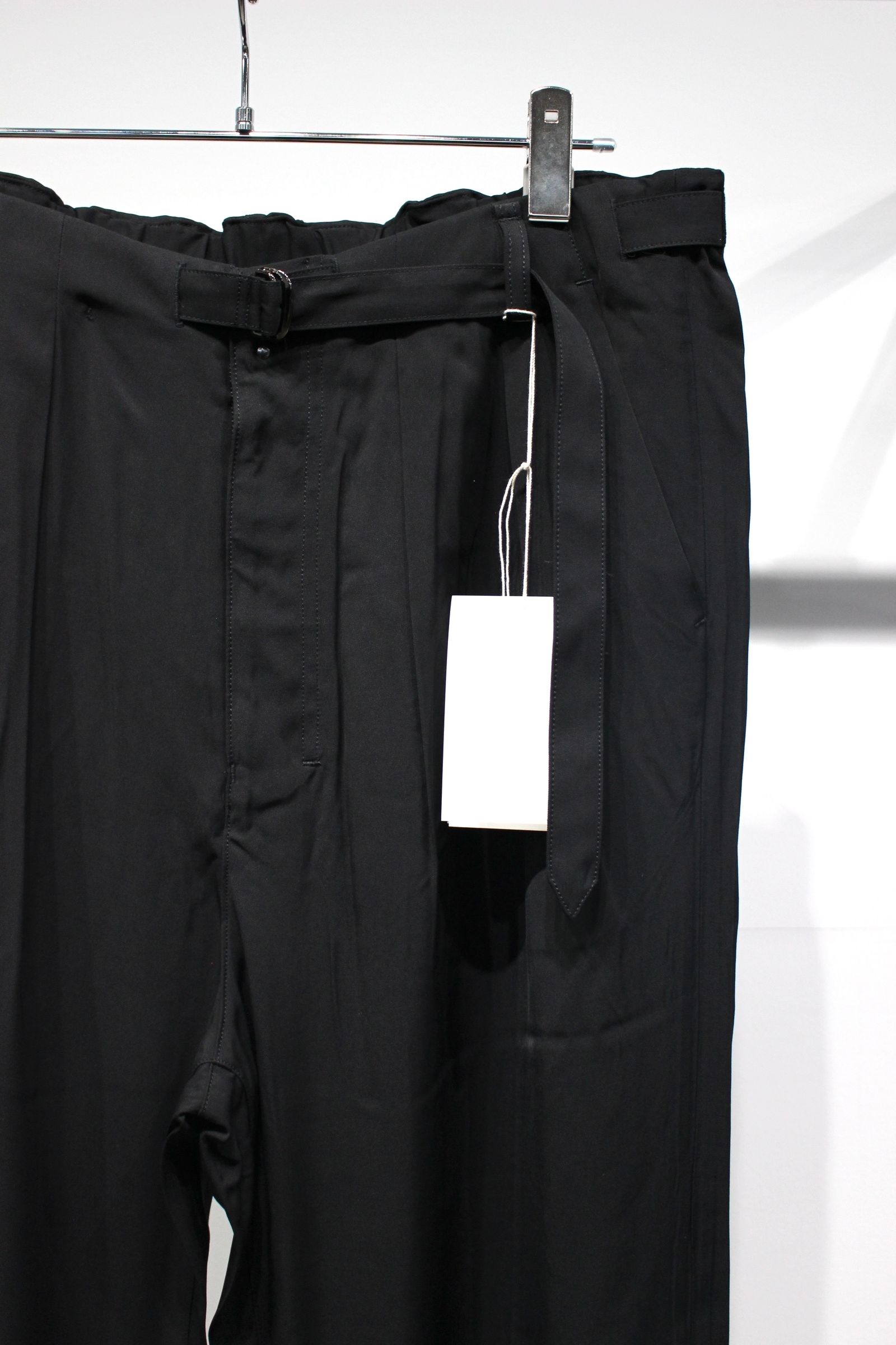 [ラスト1点] VISCOSE BELT-LESS TROUSERS | BLACK | スラックス