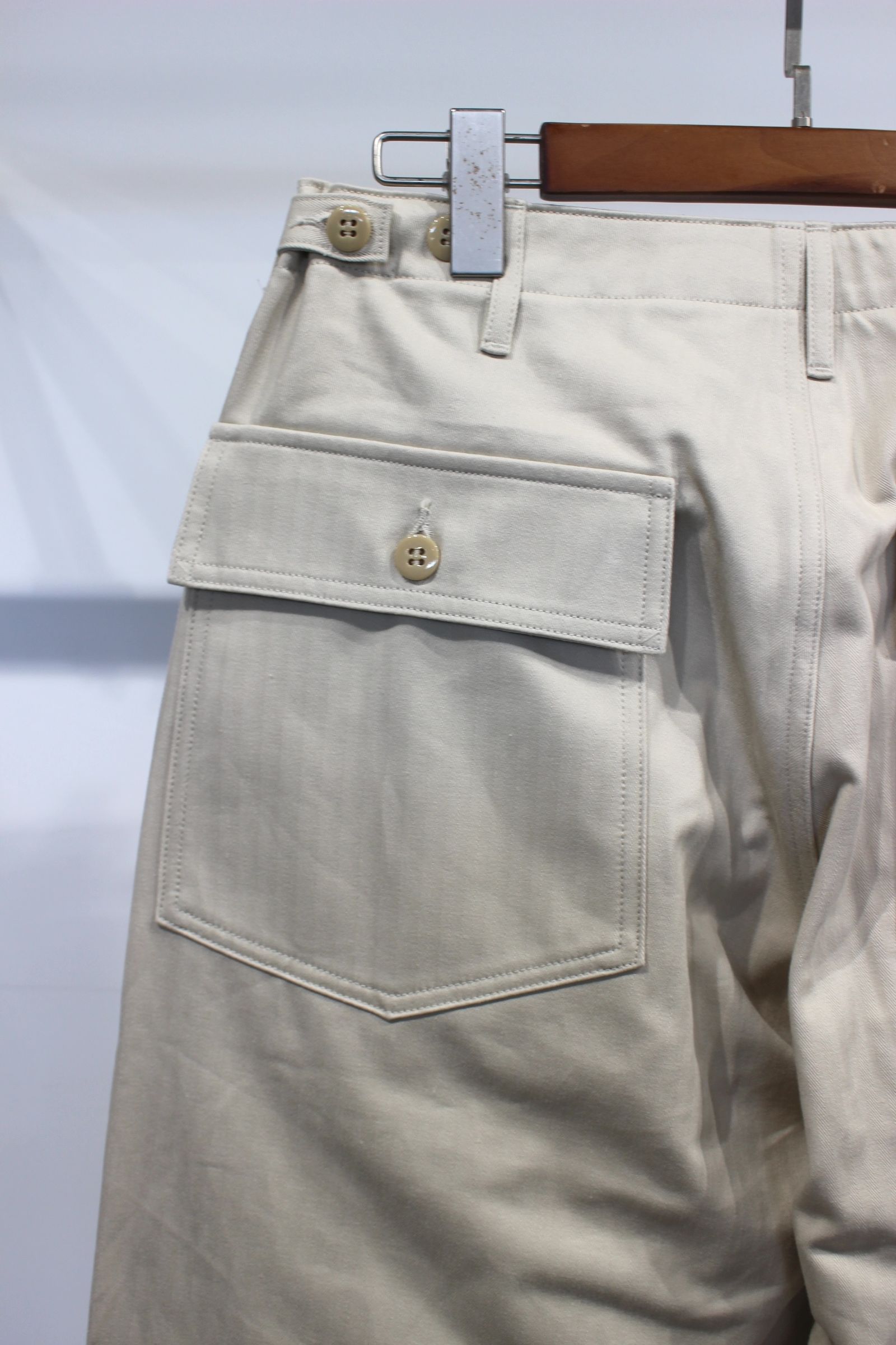 ORGANIC COTTON HBT TWILL BAKER PANTS/IVORY