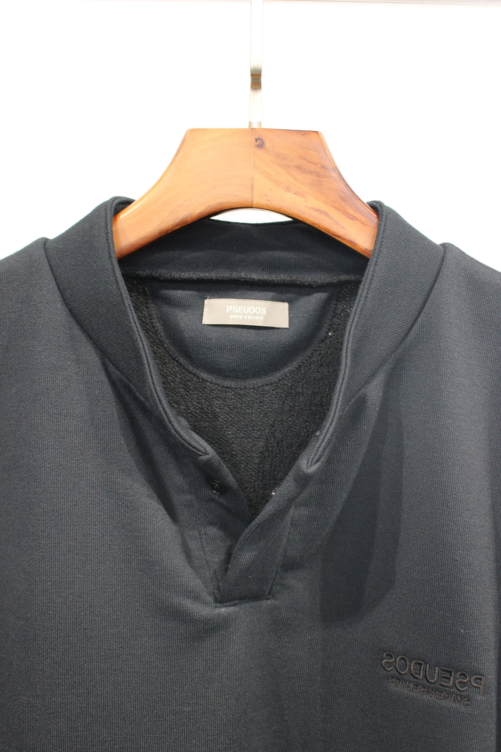 EMB. STAND COLLARED SWEATSHIRT LS/スタンドカラースウェット