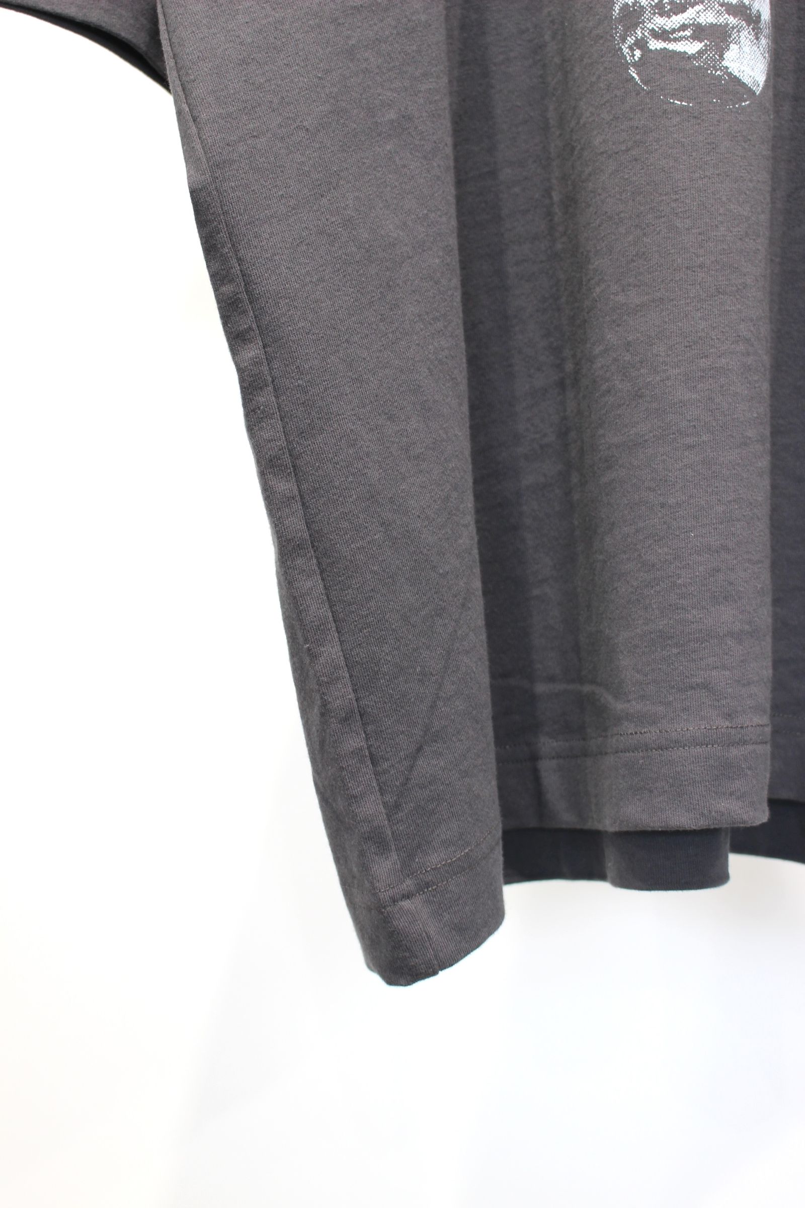 WORDCORE ON ATOMIUM T | Charcoal | カットソー