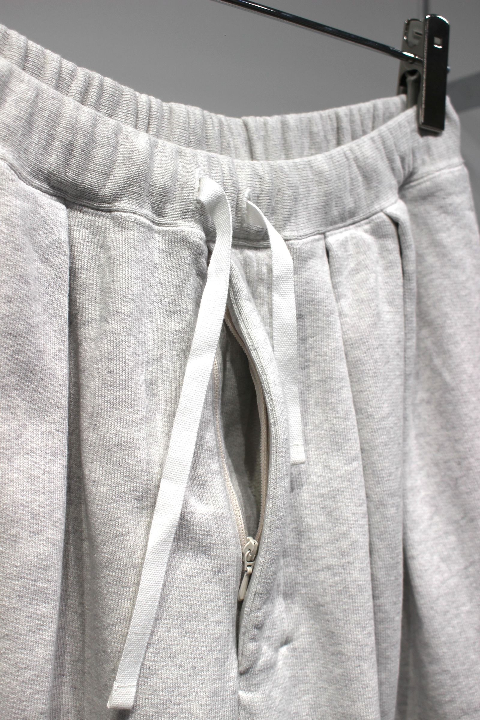 3/4 TUCK SWEAT SHORTS | ASH GRAY | ショーツ