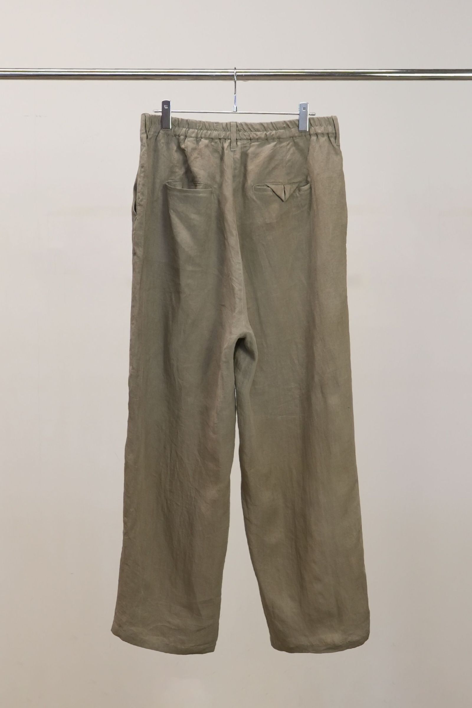 [ラスト1点] 100/S LINEN TUCK SLACKS | KHAKIBEIGE | スラックス