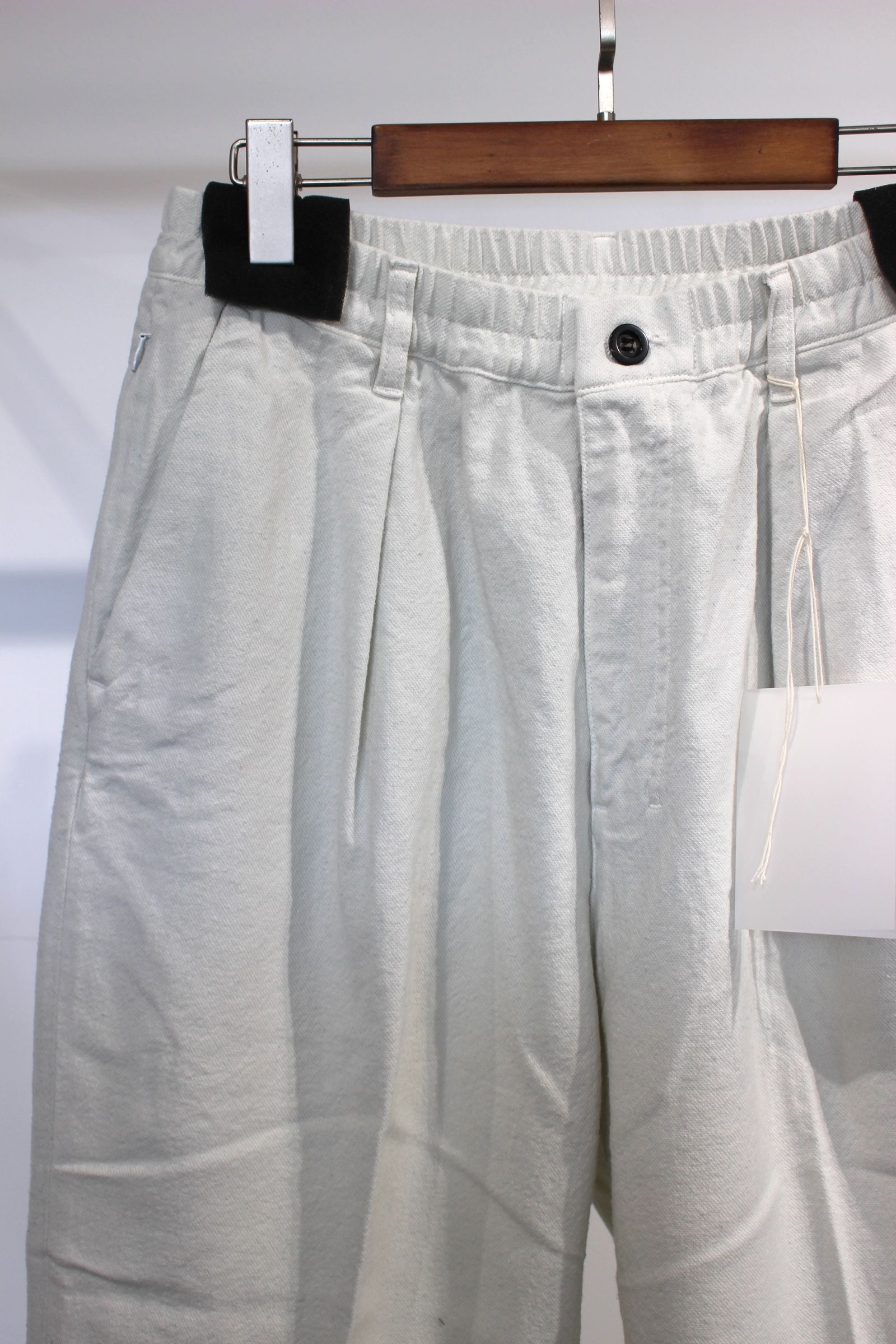 C/S TUCK EASY SLACKS | OFFWHITE | スラックス