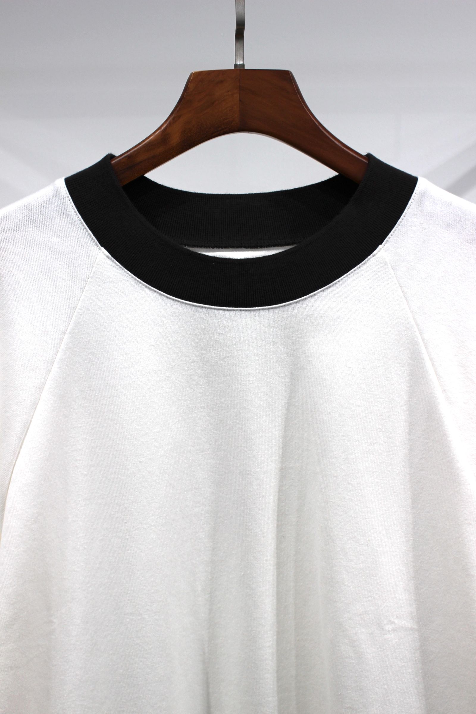 TIGHT-SLITCHED KNITTED FABRIC RINGER L/S TEE/CHARCOAL