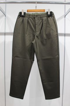 RELAXING-FIT TAPERED TROUSERS/OLIVE