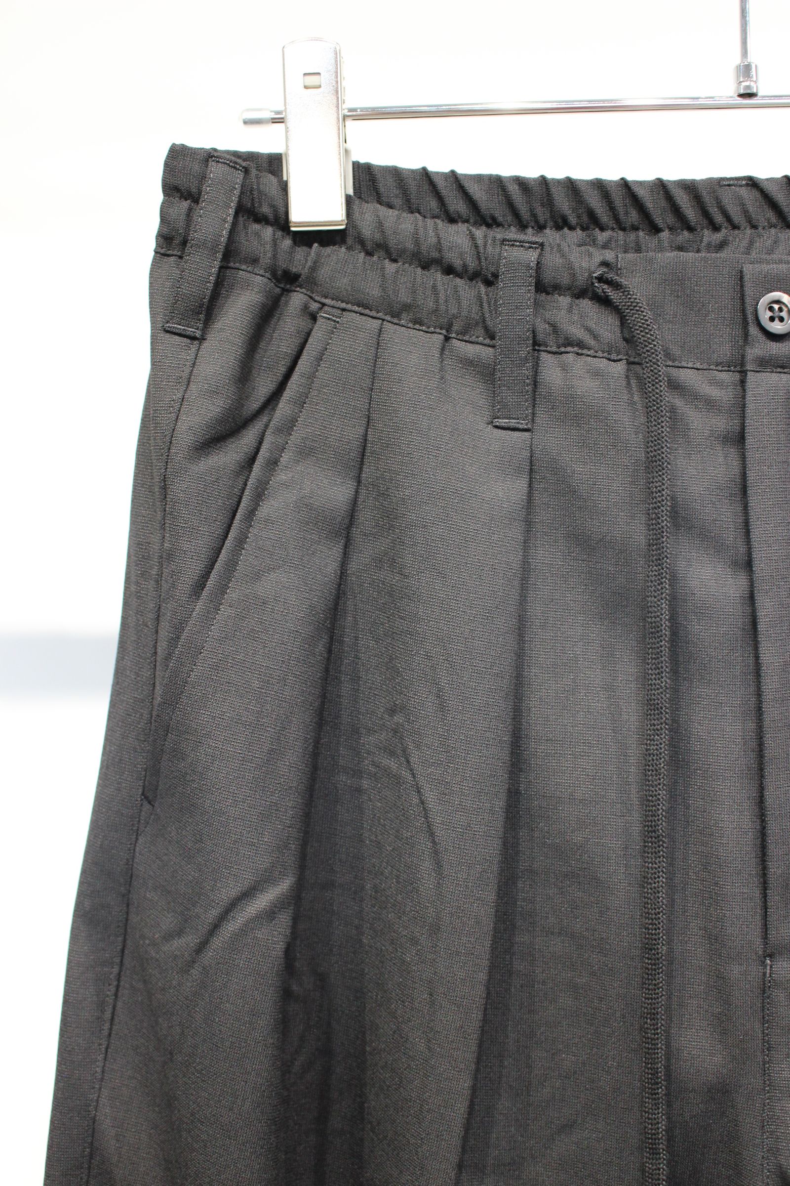 WOOL CALMSSKIN TUCK EASY SLACKS | BLACK | スラックス