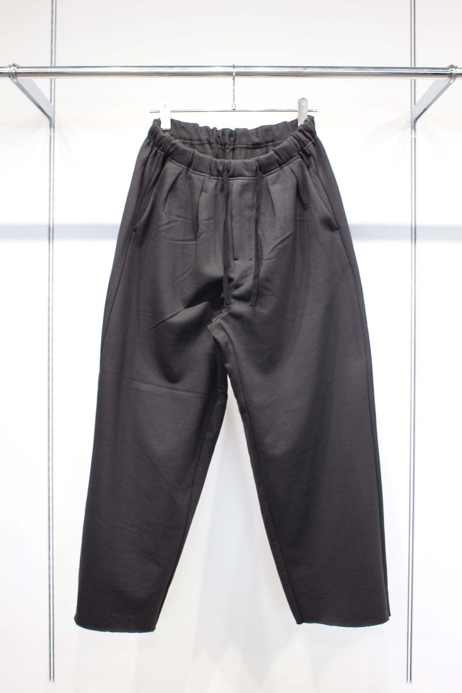 TUCK SWEAT PANTS | D.OLIVE | スウェットパンツ