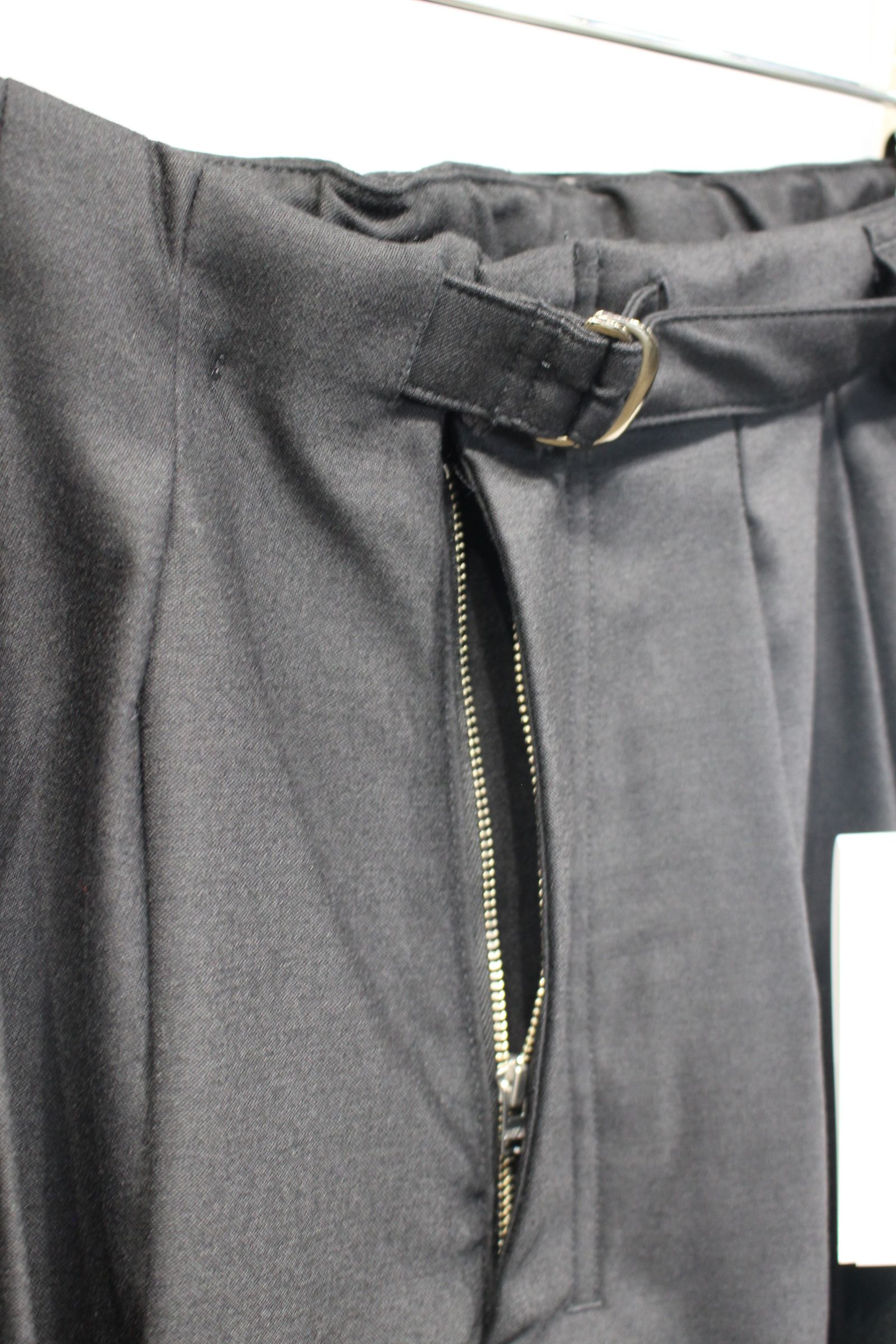WOOL SATIN BELT-LESS SLACKS | BLACK | スラックス
