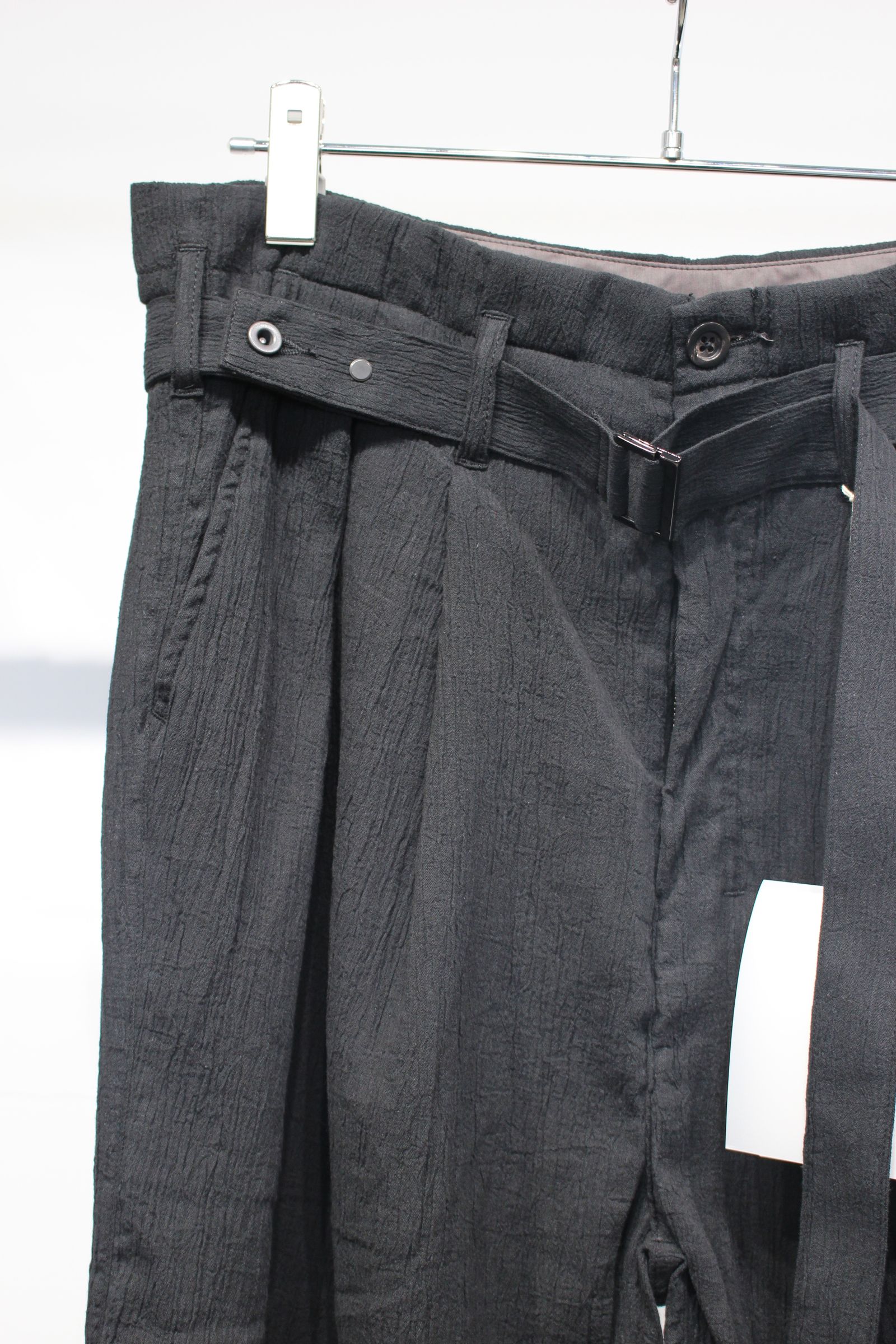 [ラスト1点] BELTED CREPE TUCK SLACKS | BLACK | スラックス