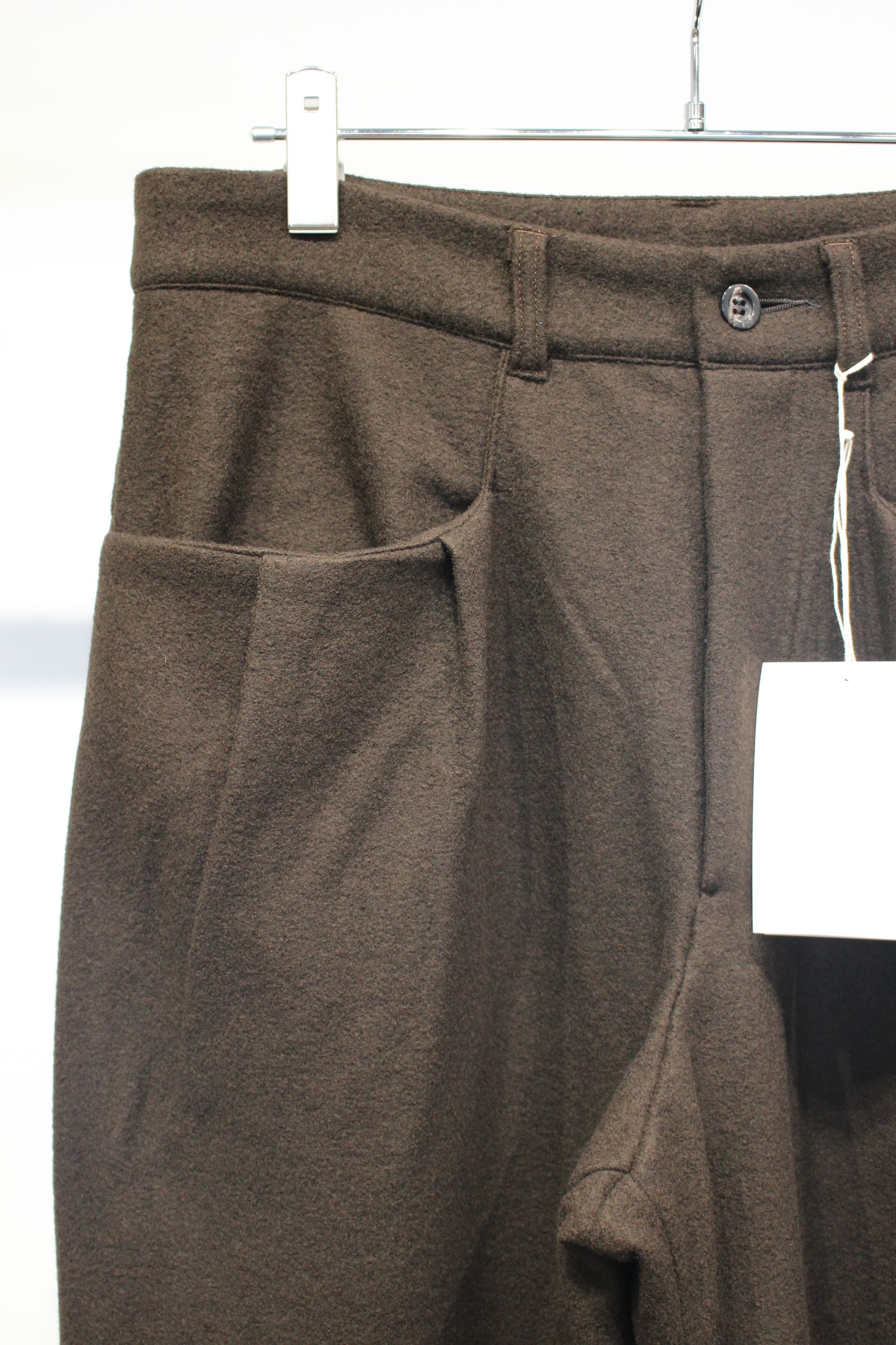 WOOL CUT WIDE TUCK SLACKS | D.BROWN | スラックス