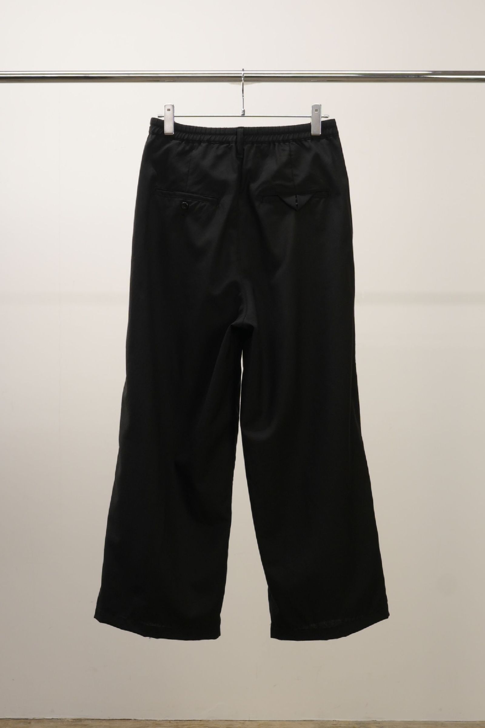 WOOL CALMSSKIN TUCK EASY SLACKS | BLACK | スラックス