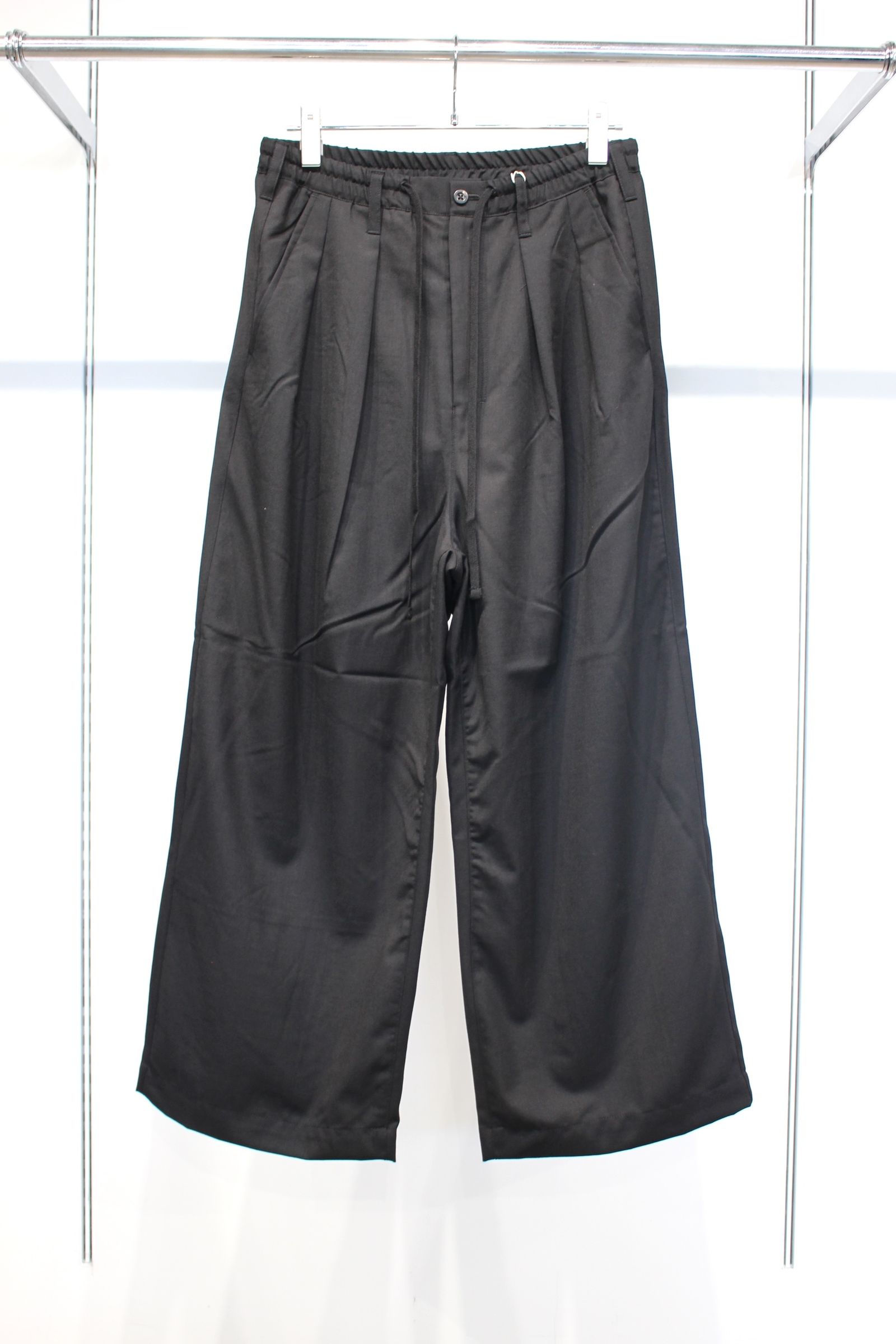WOOL CALMSSKIN TUCK EASY SLACKS | BLACK | スラックス