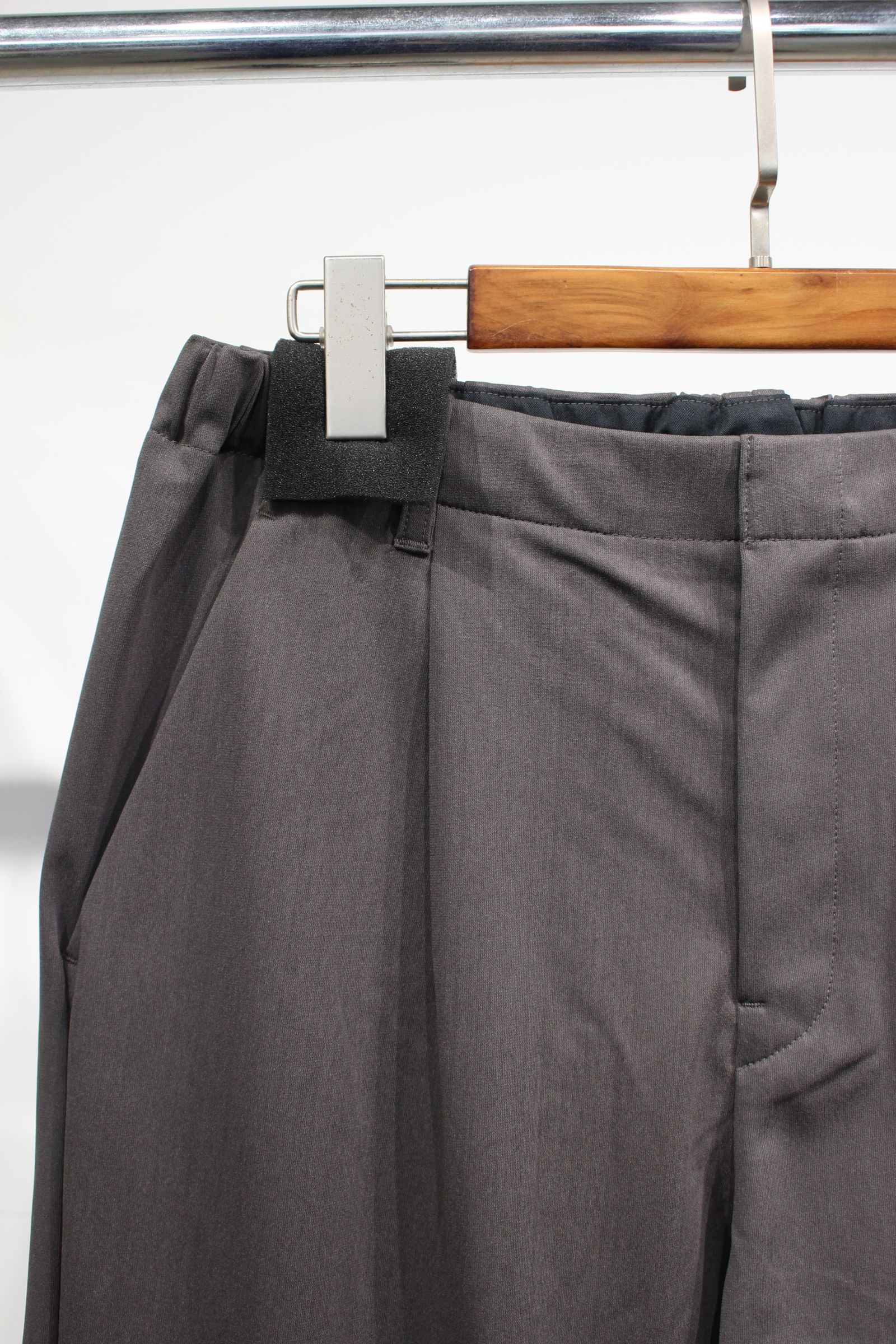 TRICOT STRAIGHT EZ PANTS | CHARCOAL | イージーパンツ