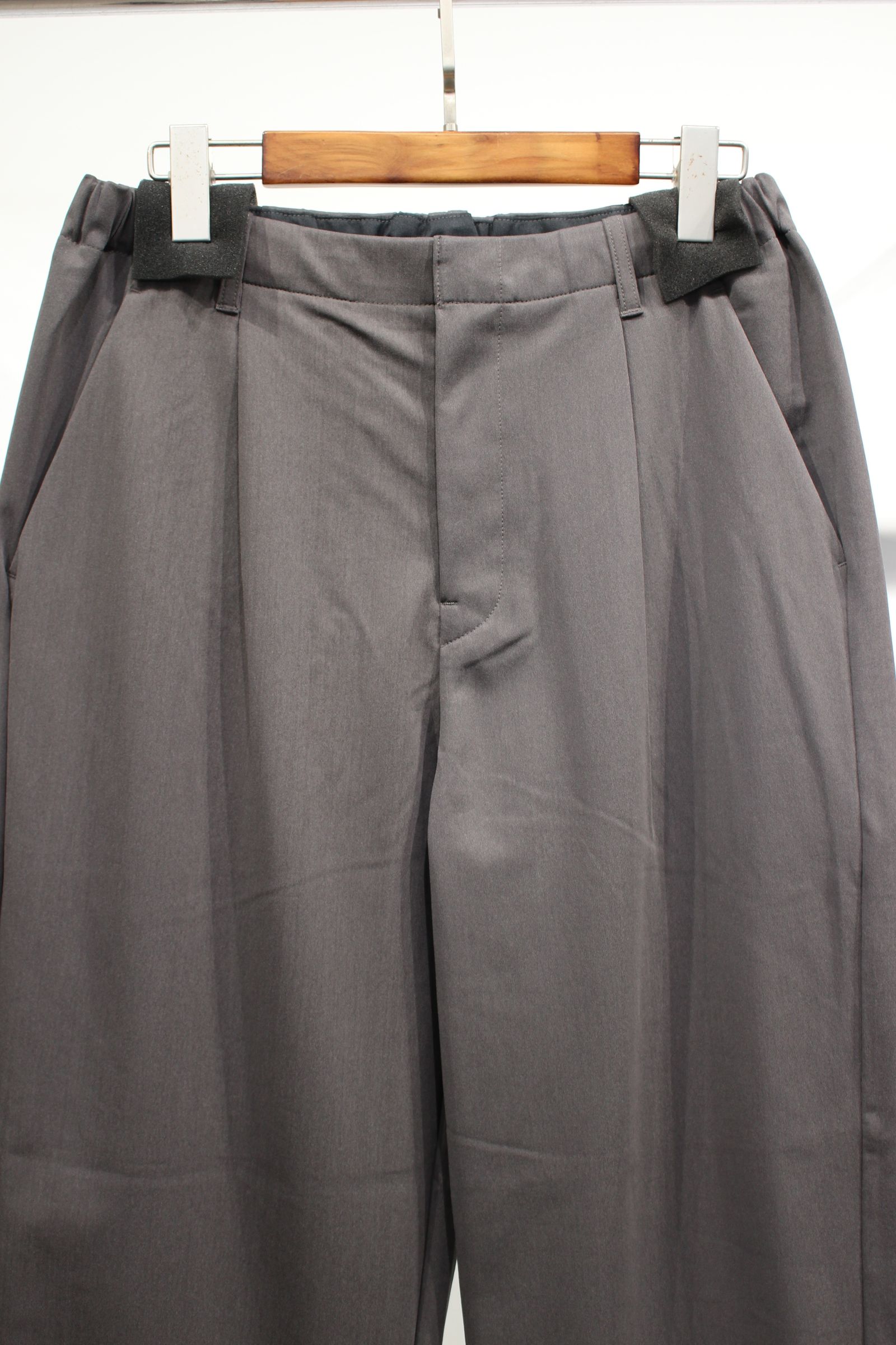 TRICOT STRAIGHT EZ PANTS | CHARCOAL | イージーパンツ