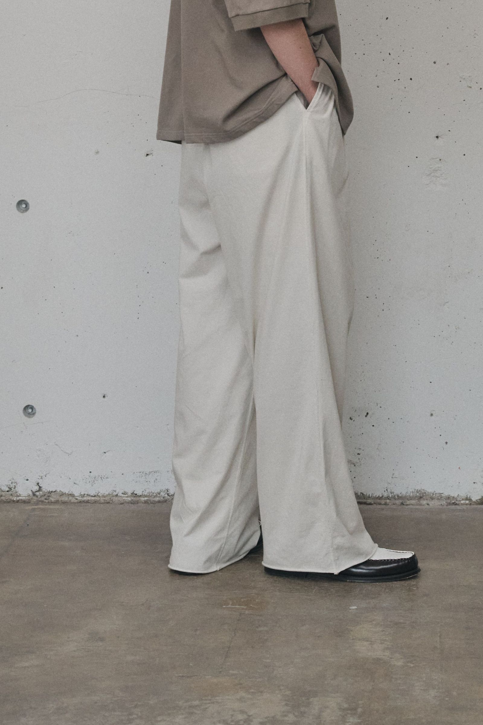 DRAPE WIDE EASY CUT SLACKS | WHITE | スラックス