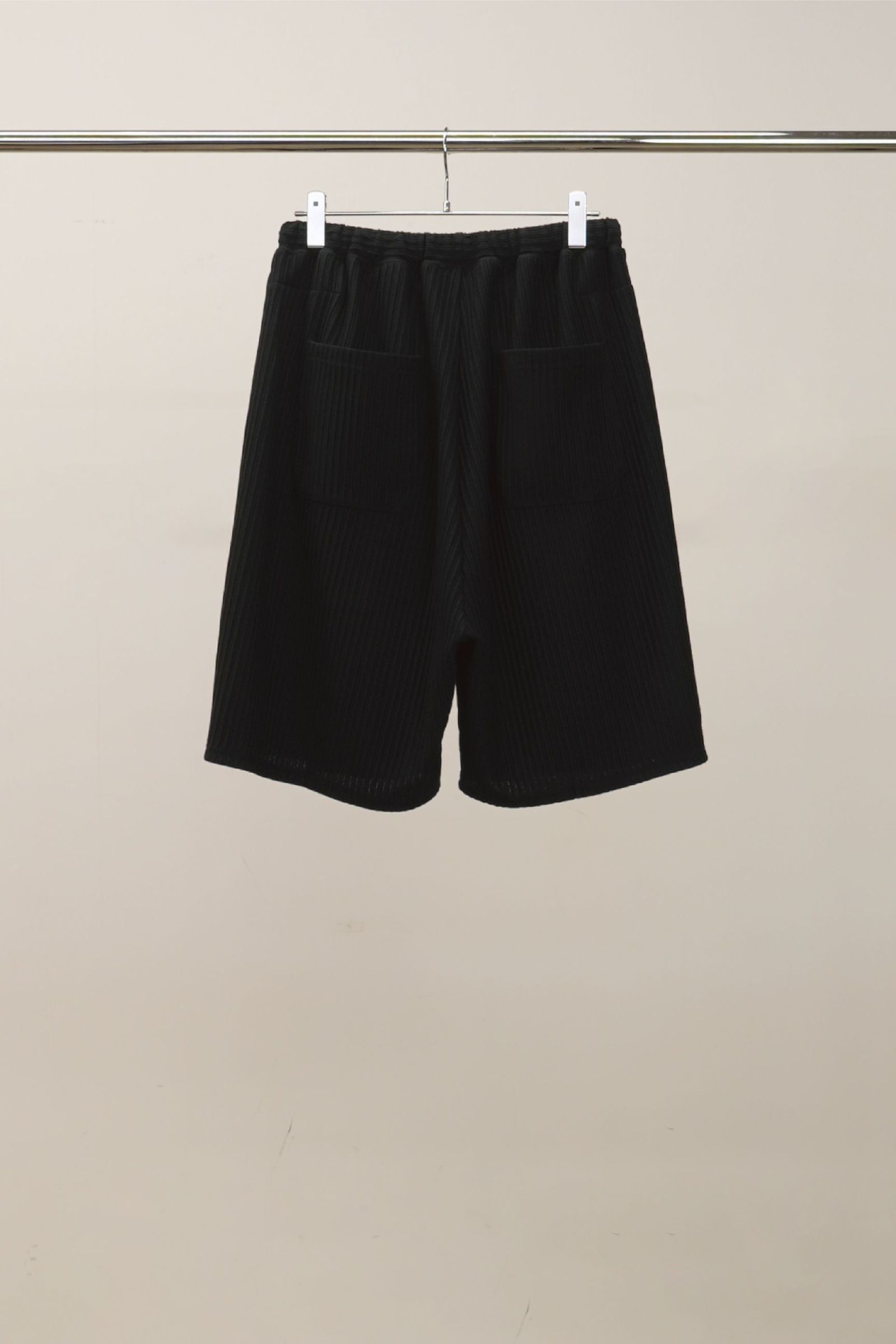 [ラスト1点] WRINKLED STRIPE TUCK SHORT PANTS | BLACK | ショートパンツ