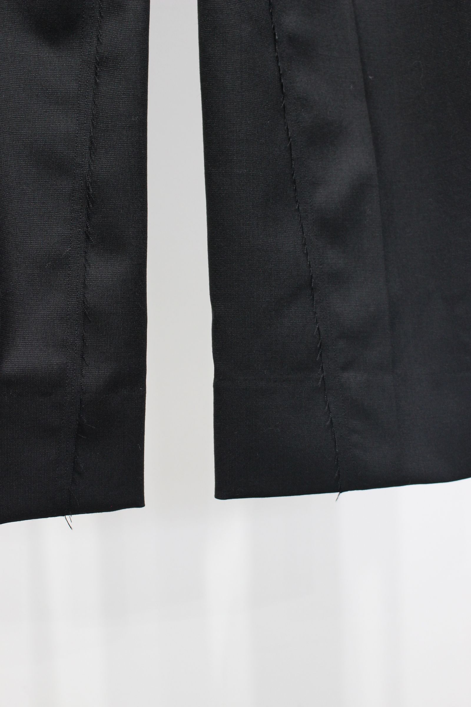 WOOL CALM SKIN STRAIGHT TROUSERS : DELTA SHAPE | BLACK | スラックス