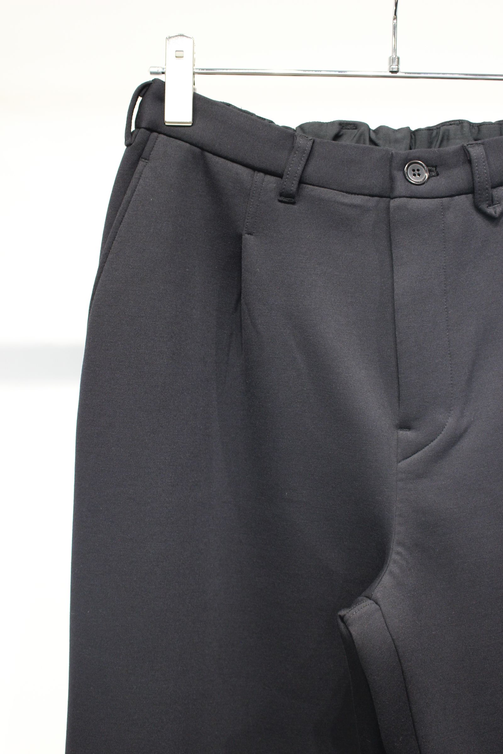 AIR DOUBLE-KNIT STRAIGHT PANTS | BLACK | 1タックパンツ