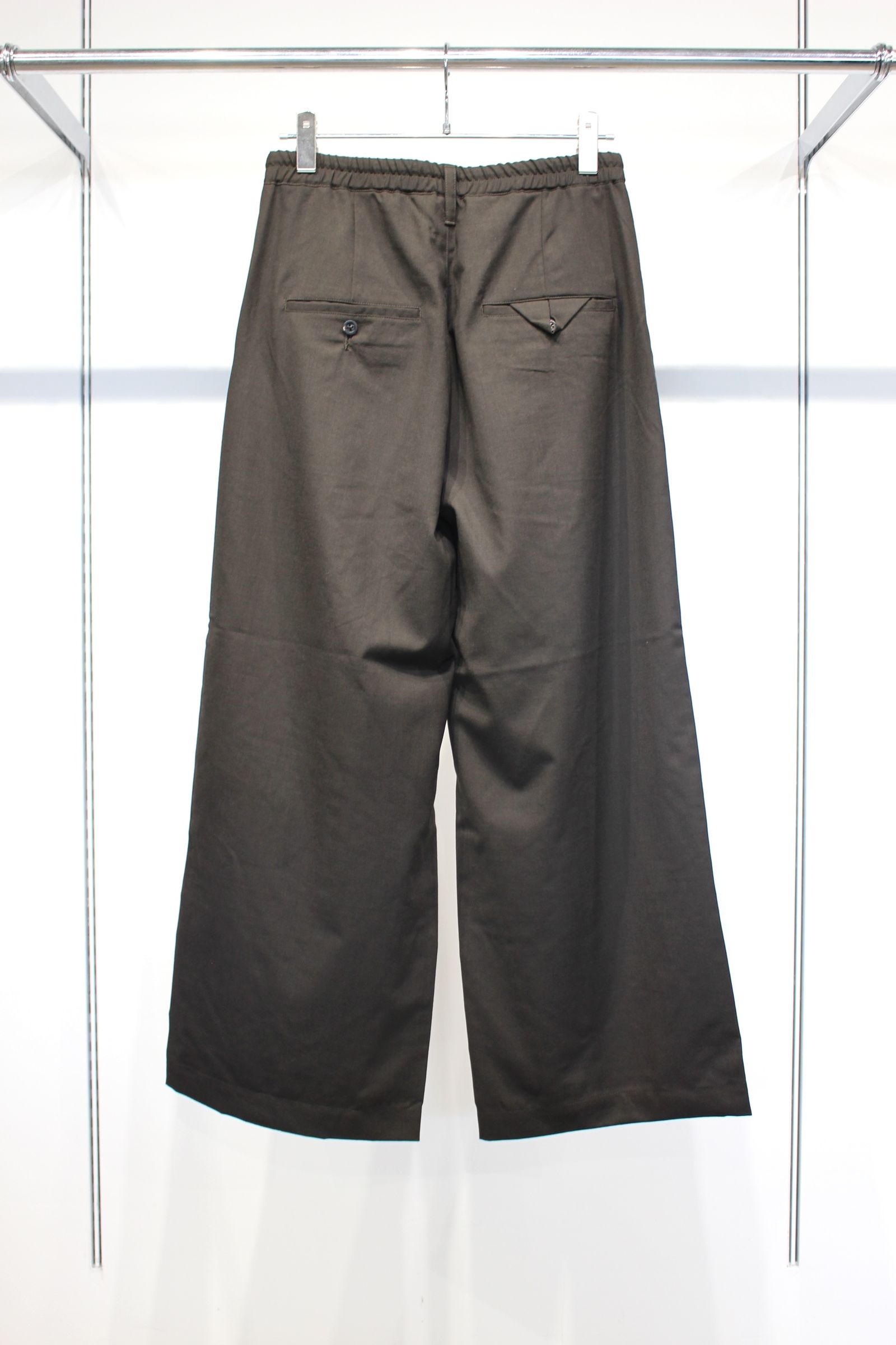 WOOL CALMSSKIN TUCK EASY SLACKS | OLIVE | スラックス