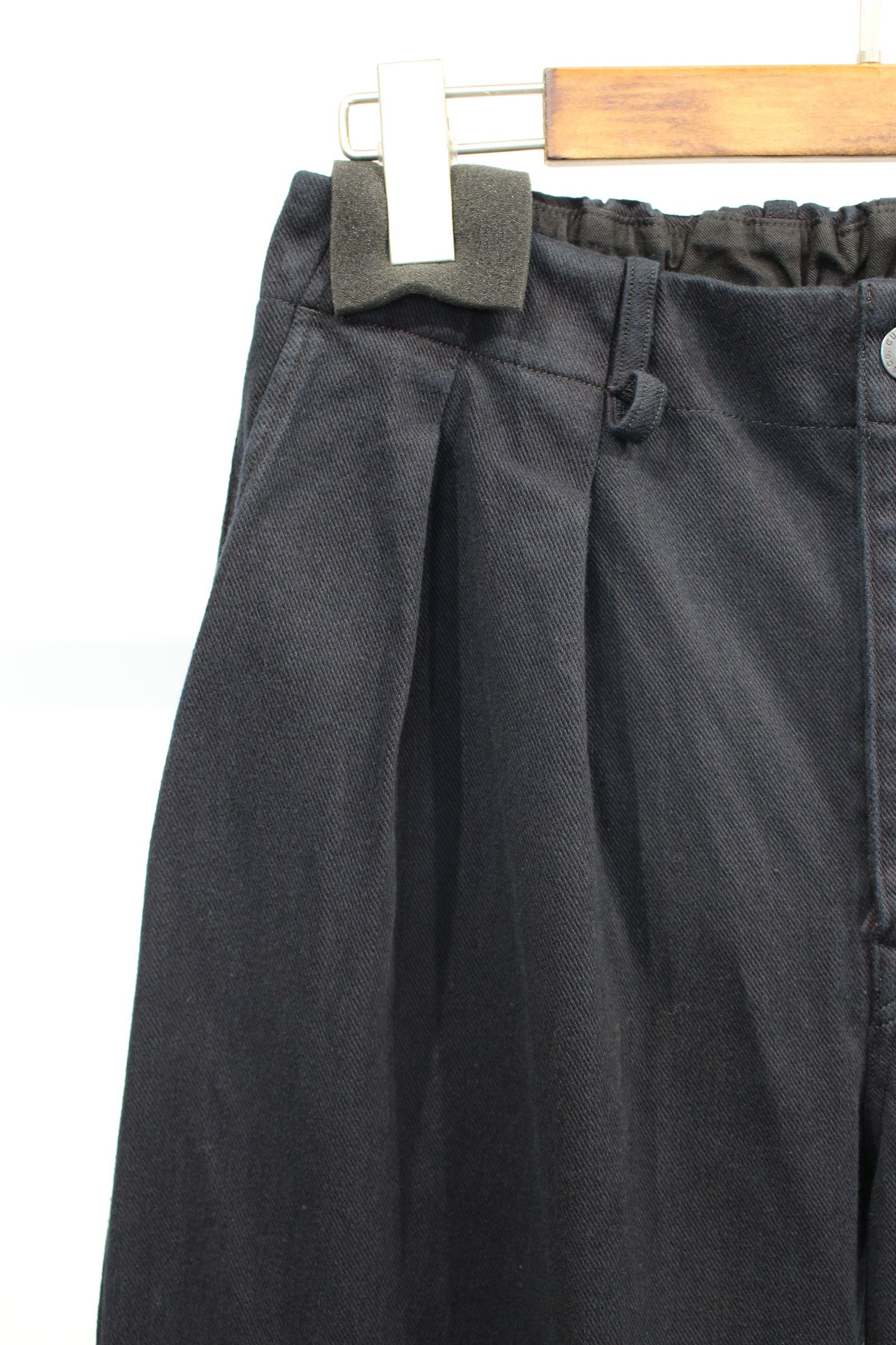[ラスト1点] DENIM 2TUCK EZ WIDE SLACKS -overdyed- | BLACK | ニットデニム