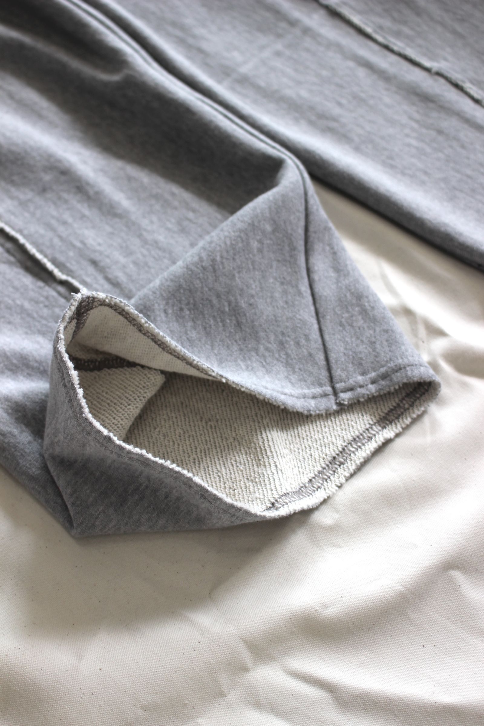 HAKEEM TWIST TROUSERS | HEATHER GRAY | スウェットパンツ
