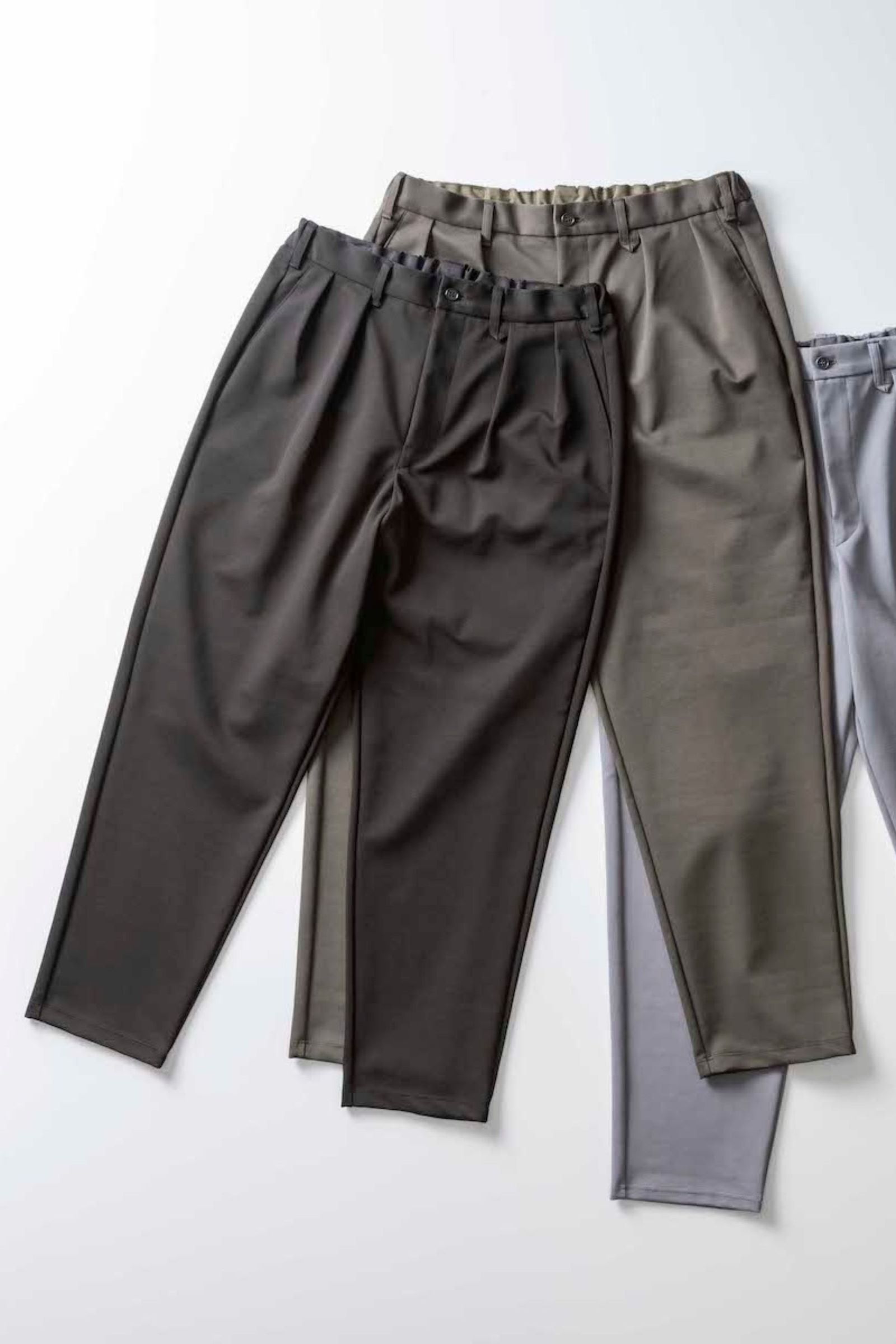 RELAXING-FIT TAPERED TROUSERS/OLIVE