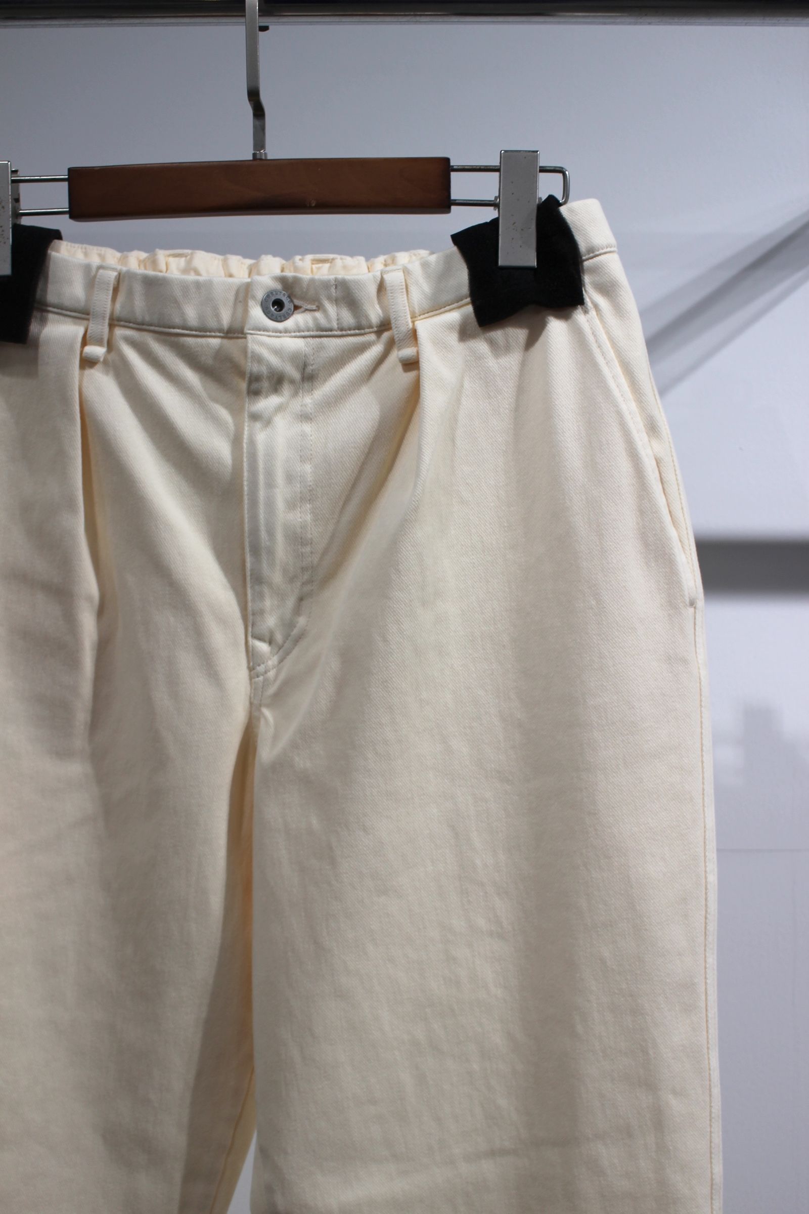 DENIM 1TUCK EZ TAPERED SLACKS -ECRU- | ECRU | ニットデニム