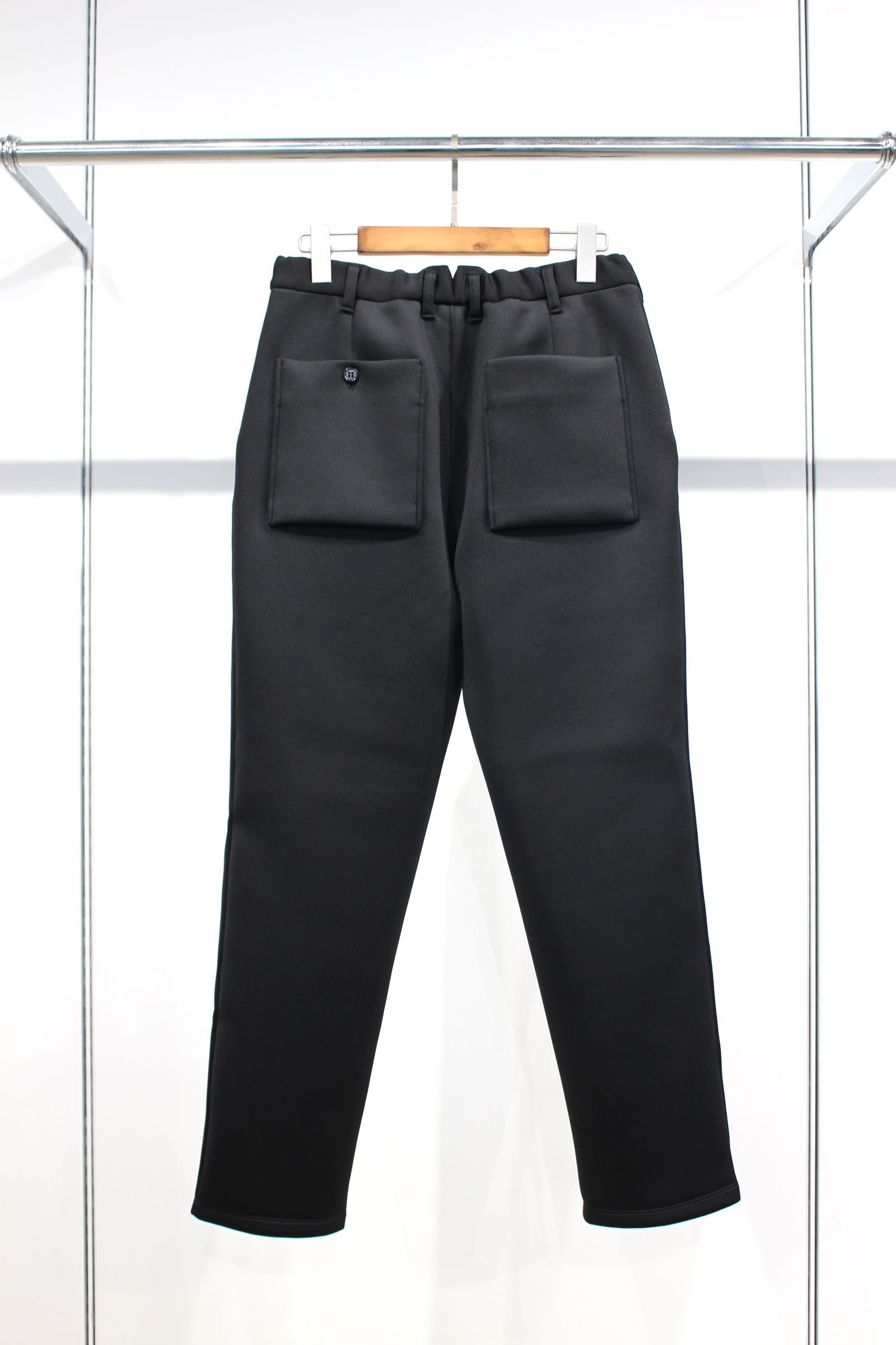 SMOOTH DOUBLE-KNIT TROUSERS | BLACK | パンツ