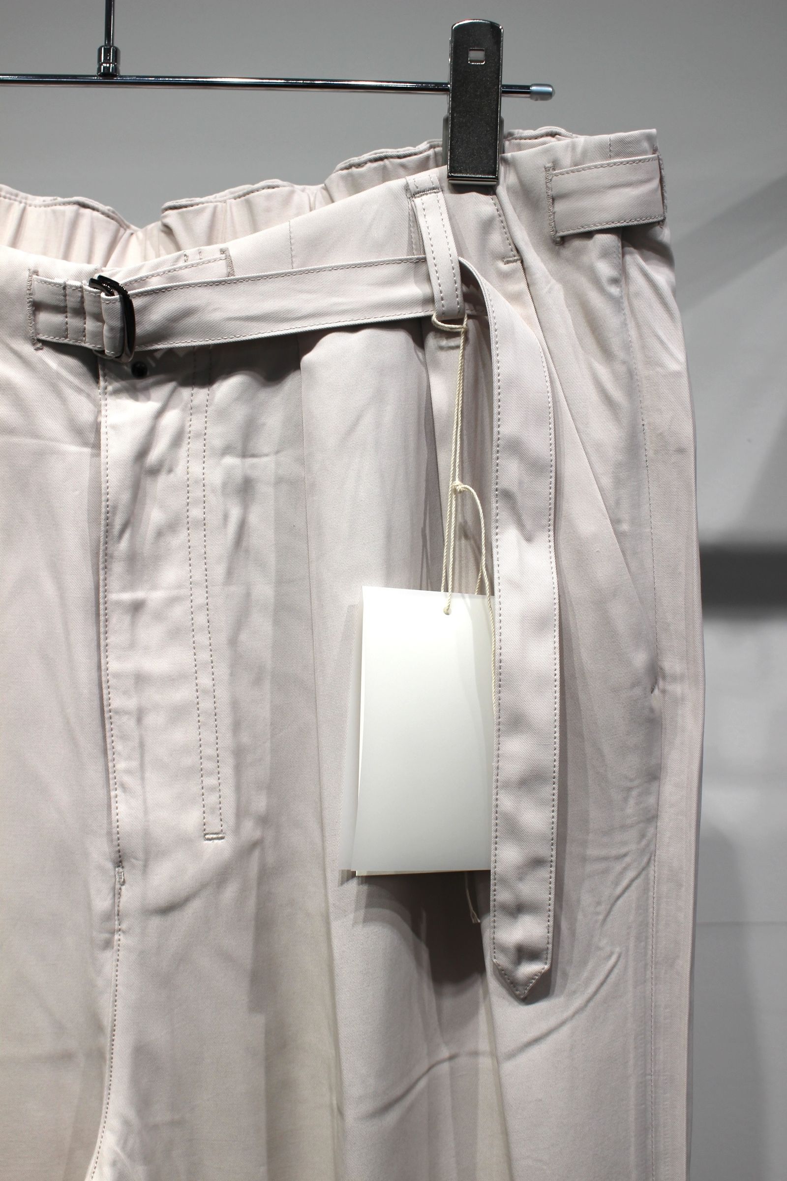 VISCOSE BELT-LESS TROUSERS | OFF | スラックス