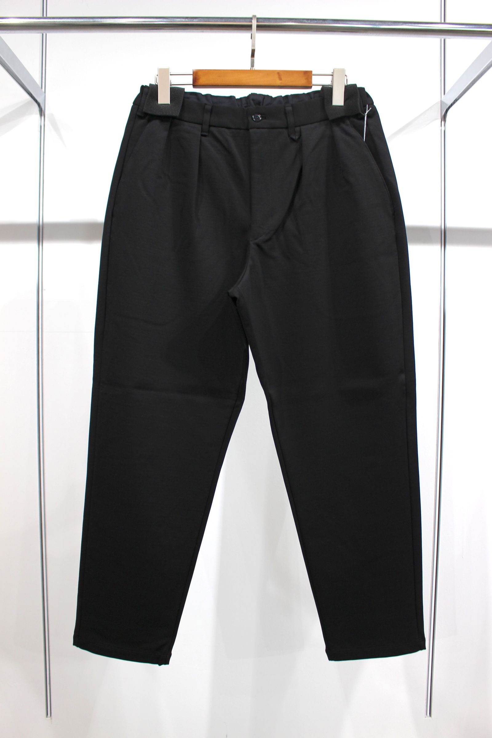 RELAXING-FIT TAPERED TROUSERS/BLACK