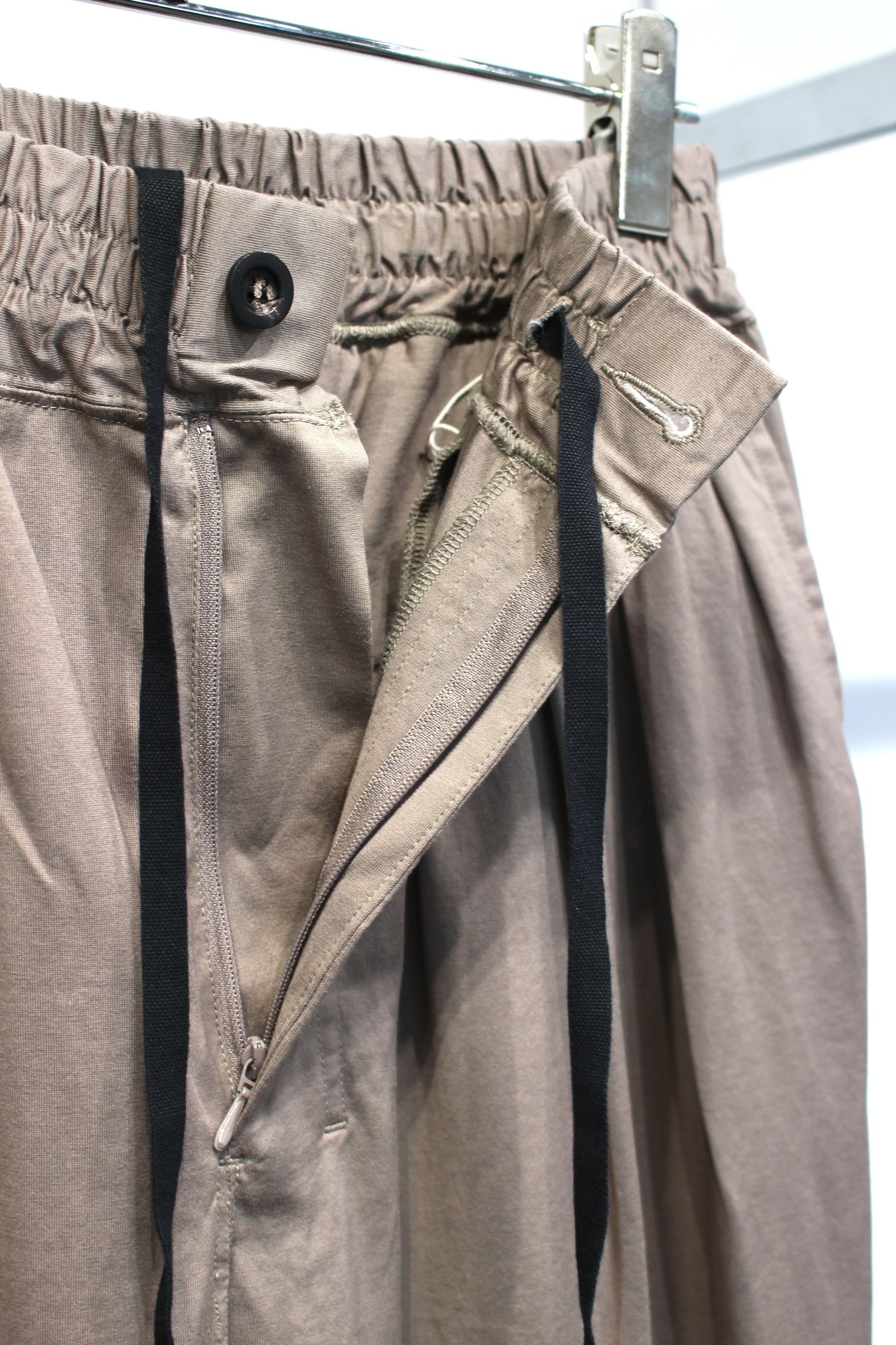 CUT GATHER EASY PANTS | BEIGE | スラックス