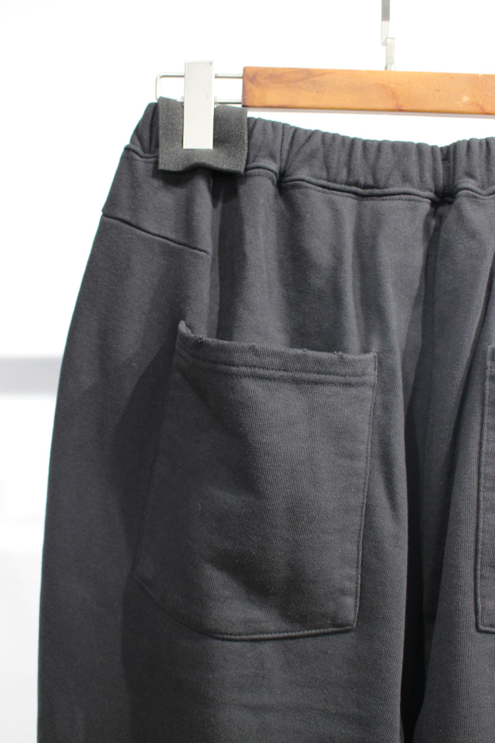 TUCK SWEAT PANTS | BLACK | スウェットパンツ