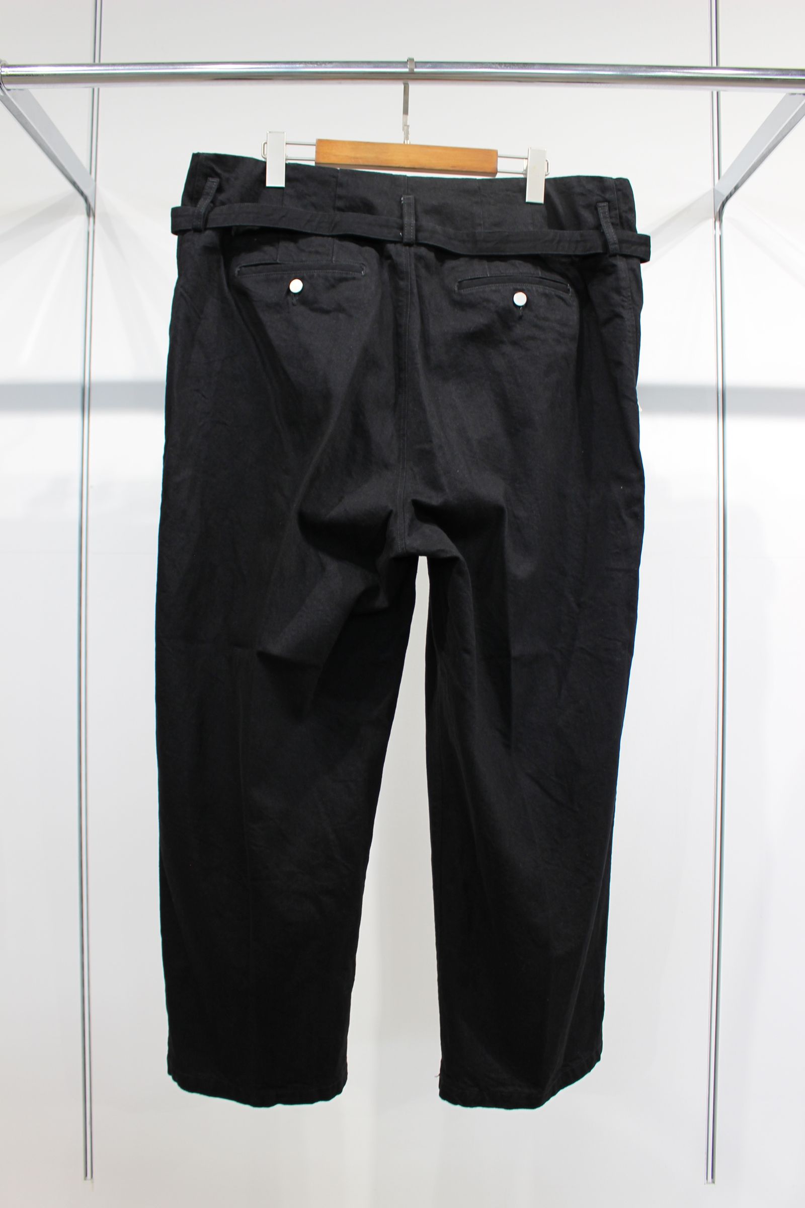 BELTED DENIM TUCK WIDE PANTS/BLACK