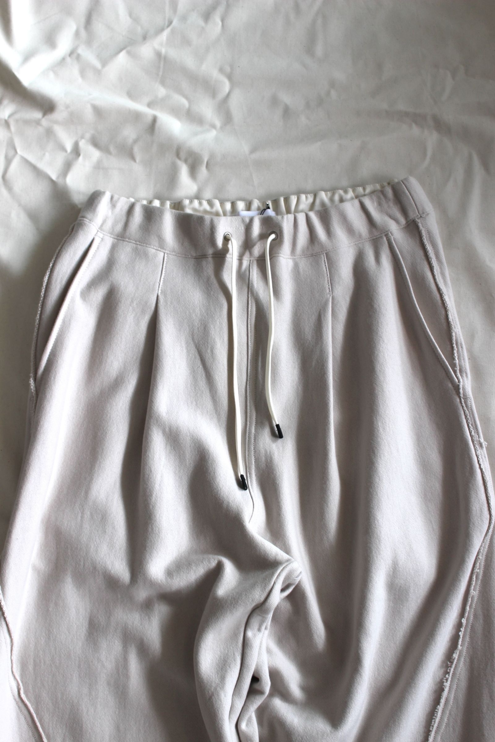 HAKEEM TWIST TROUSERS | IVORY | スウェットパンツ