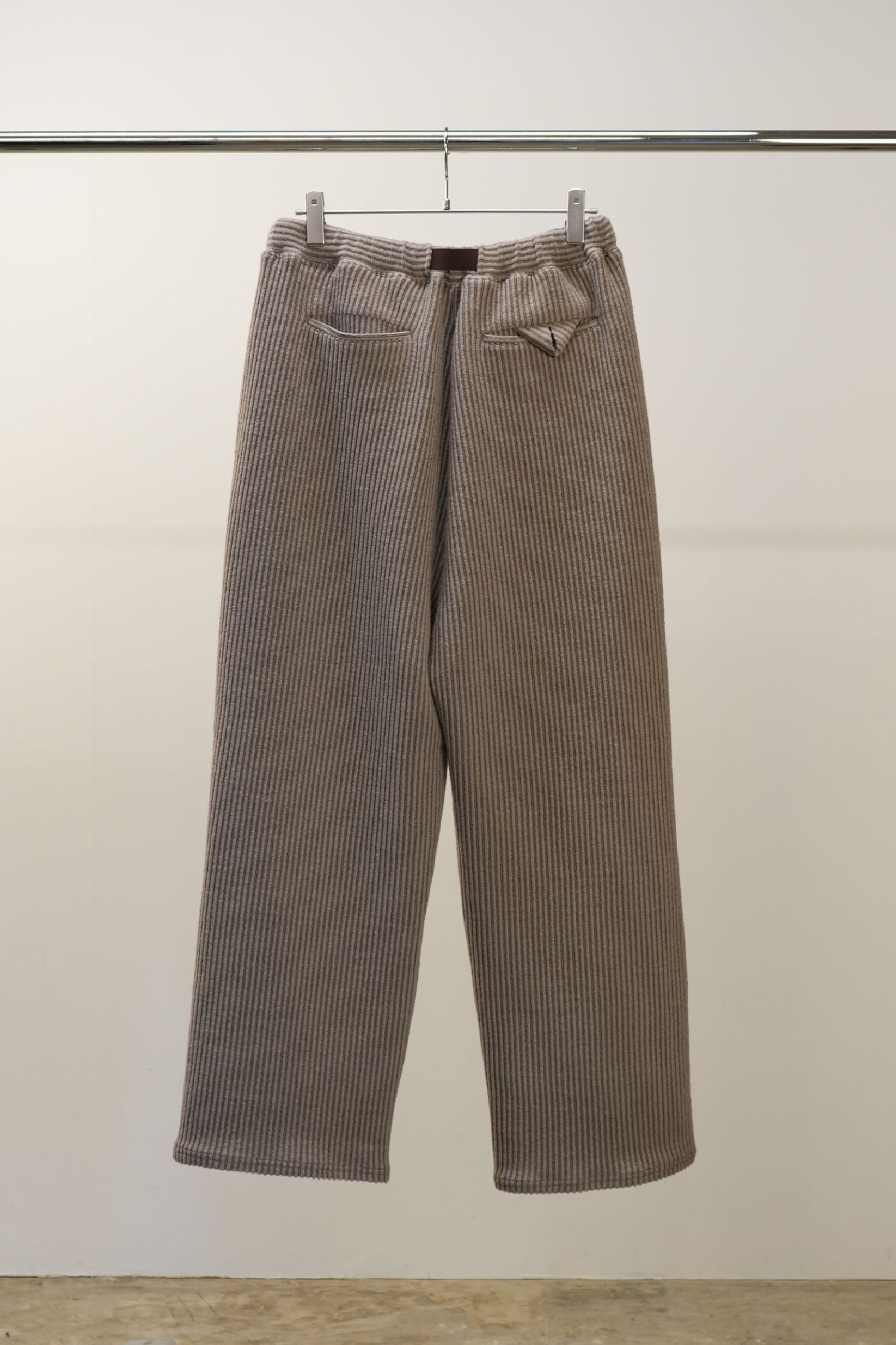 [ラスト1点] WOOLCORD BELTLESS SLACKS | SAND | スラックス