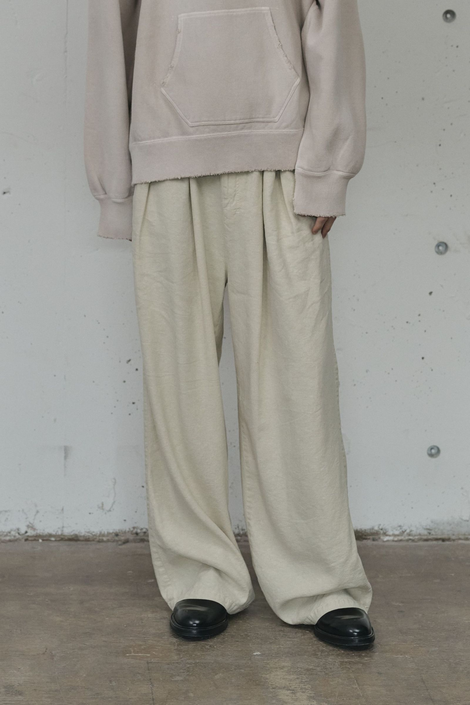 S/L TUCK EASY SLACKS | D.WHITE | スラックス