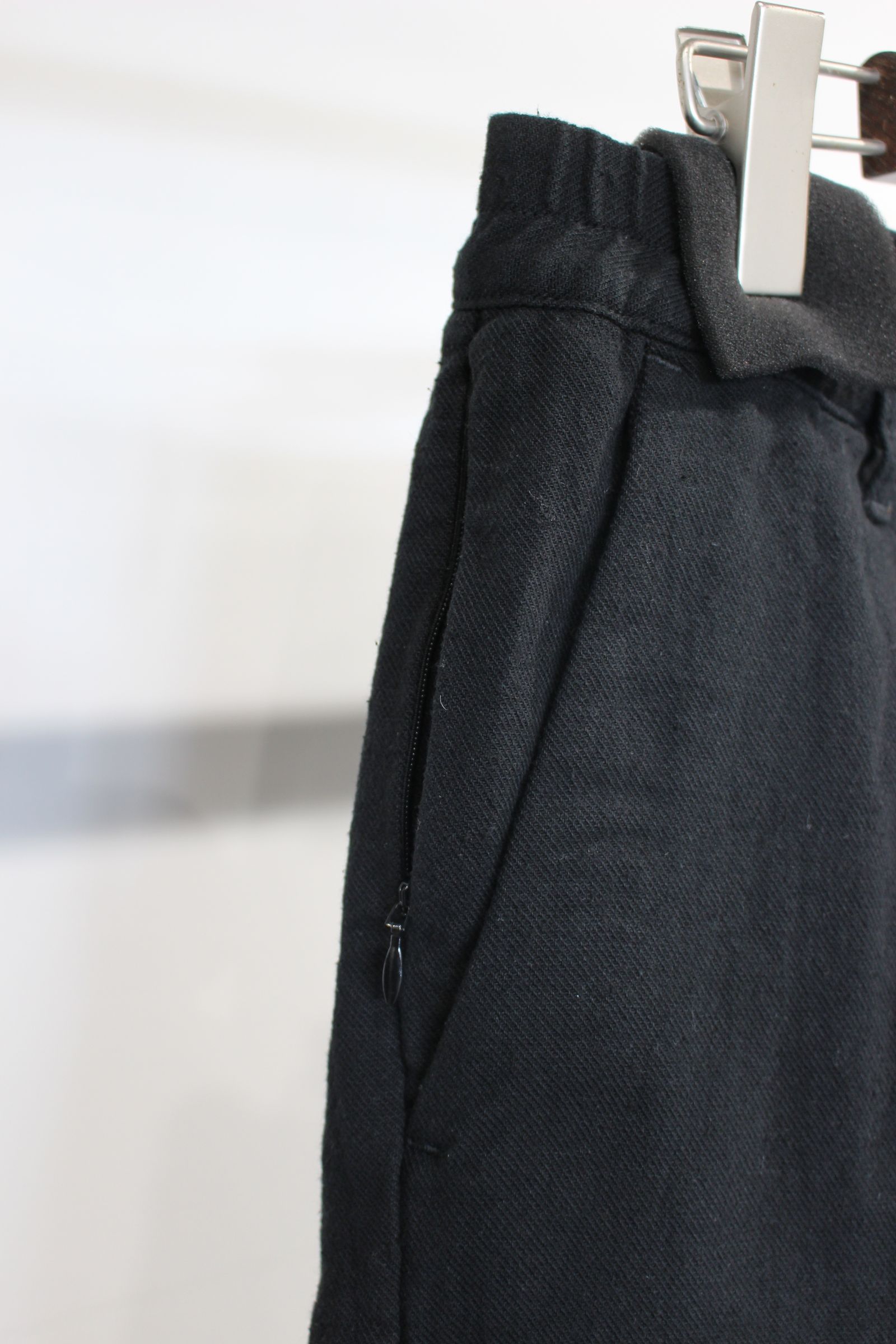 C/S TUCK EASY SLACKS | BLACK | スラックス