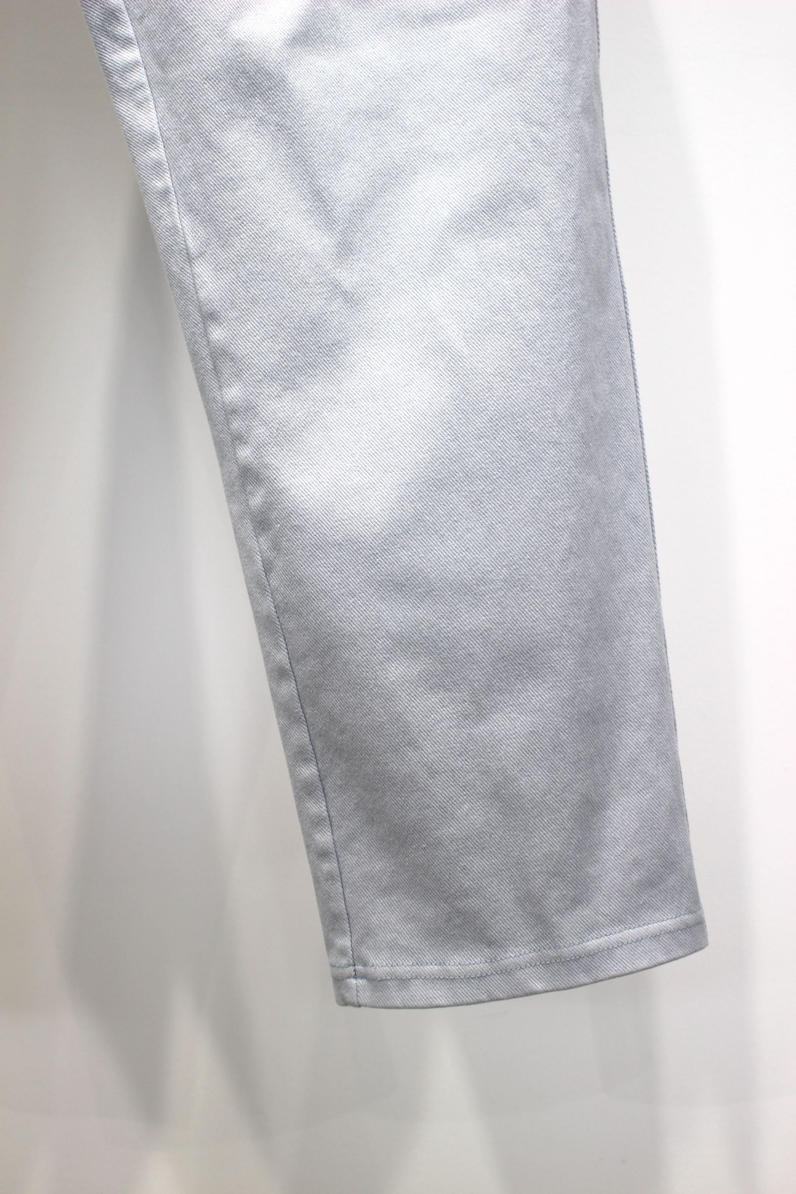 KNIT DENIM 1 TUCK EZ TAPERED SLACKS | ICE BLUE | ニットデニム