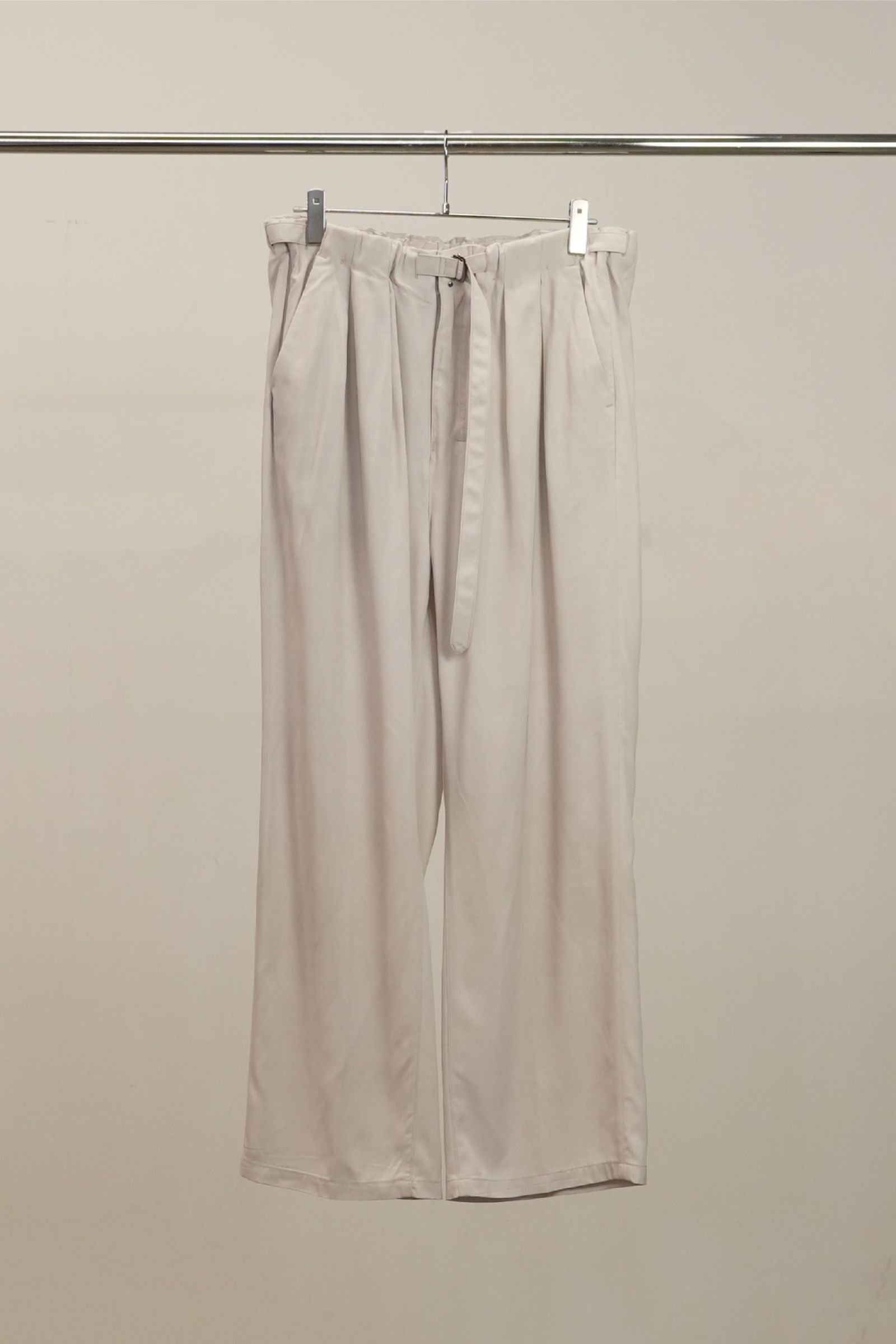 VISCOSE BELT-LESS TROUSERS | OFF | スラックス