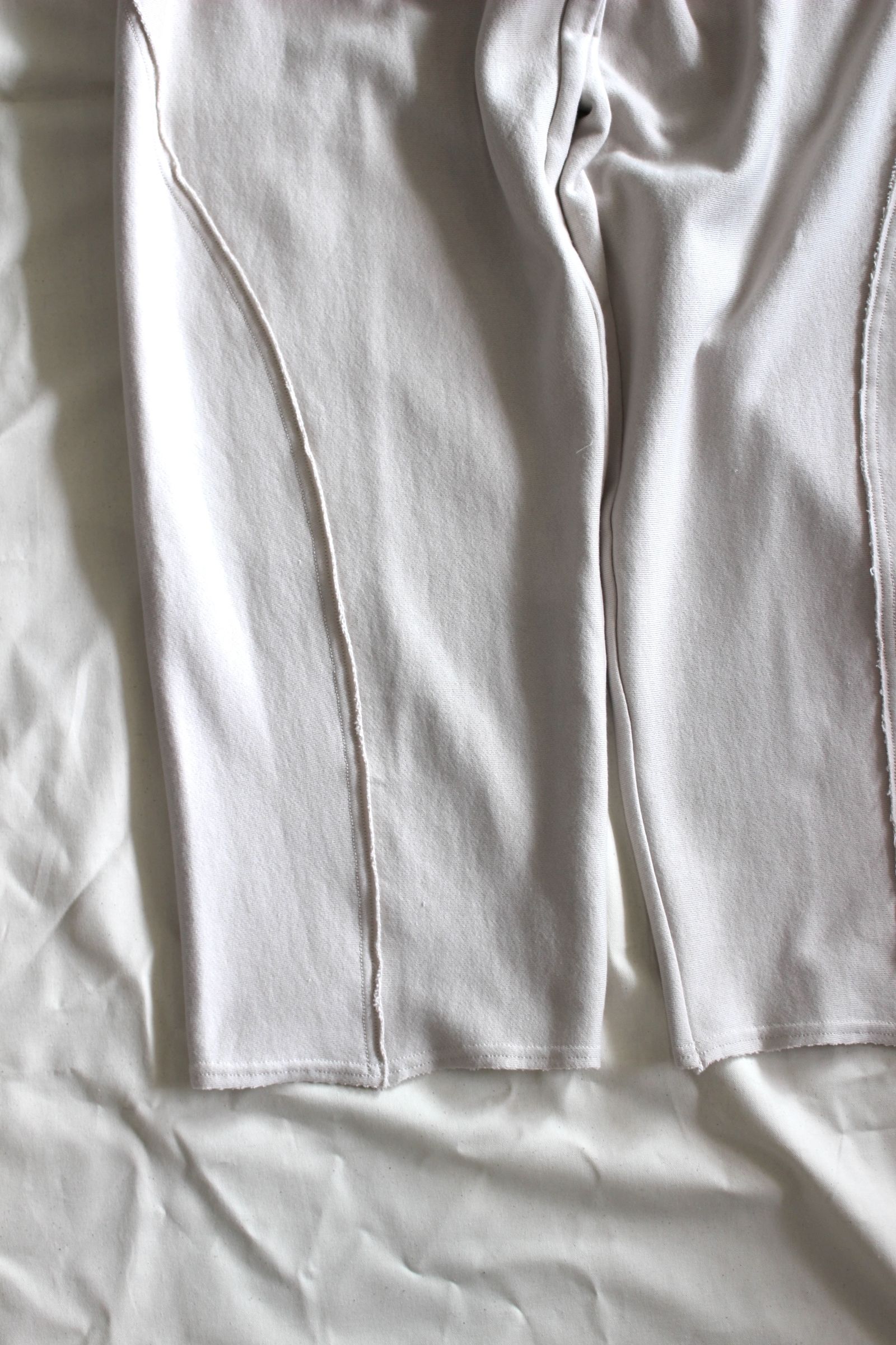 HAKEEM TWIST TROUSERS | IVORY | スウェットパンツ