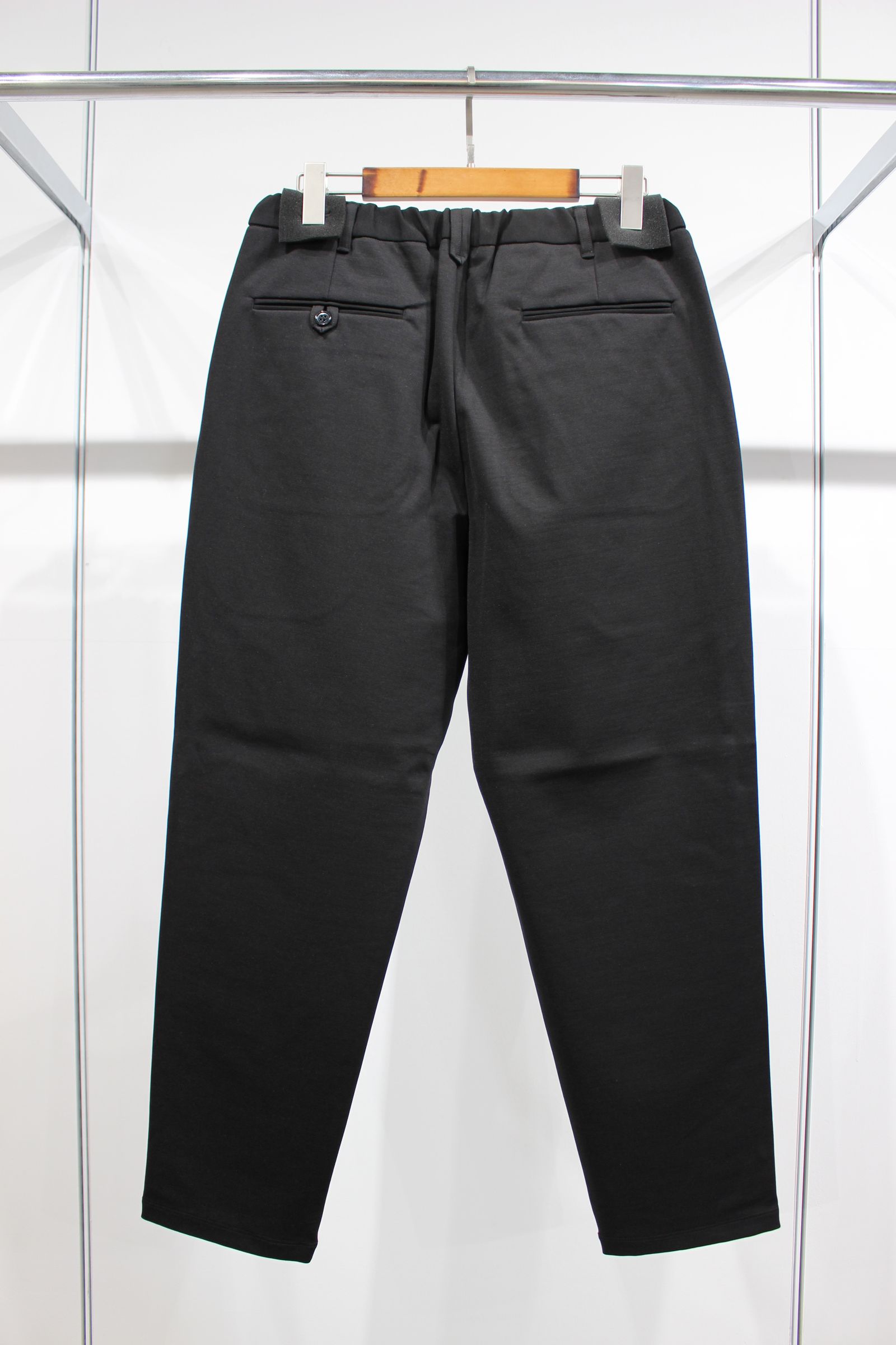 RELAXING-FIT TAPERED TROUSERS/BLACK