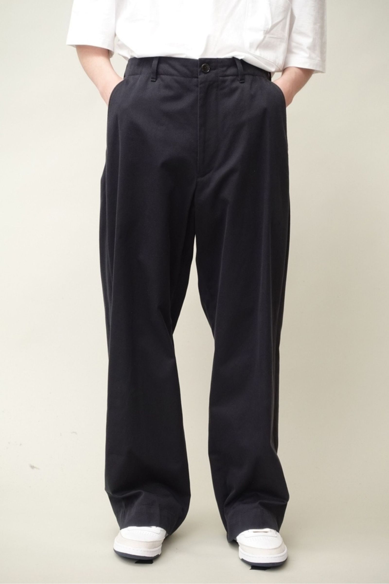 UNIVERSAL PRODUCTS   NO TUCK WIDE CHINO TROUSERS/NAVY   NapsNote