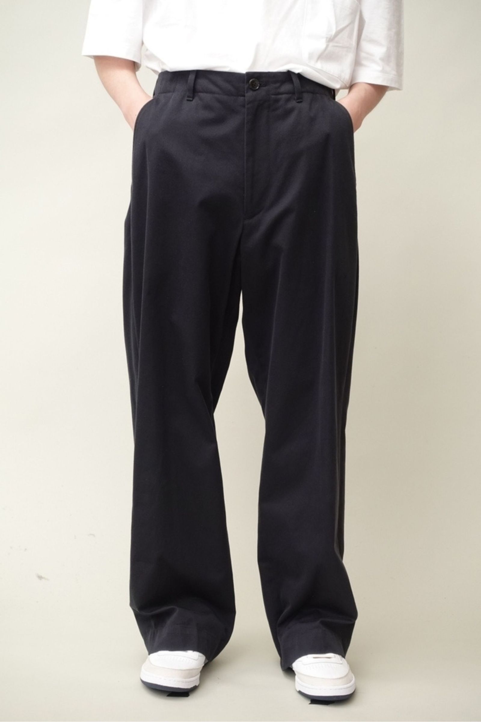 UNIVERSAL PRODUCTS - NO TUCK WIDE CHINO TROUSERS/NAVY | NapsNote