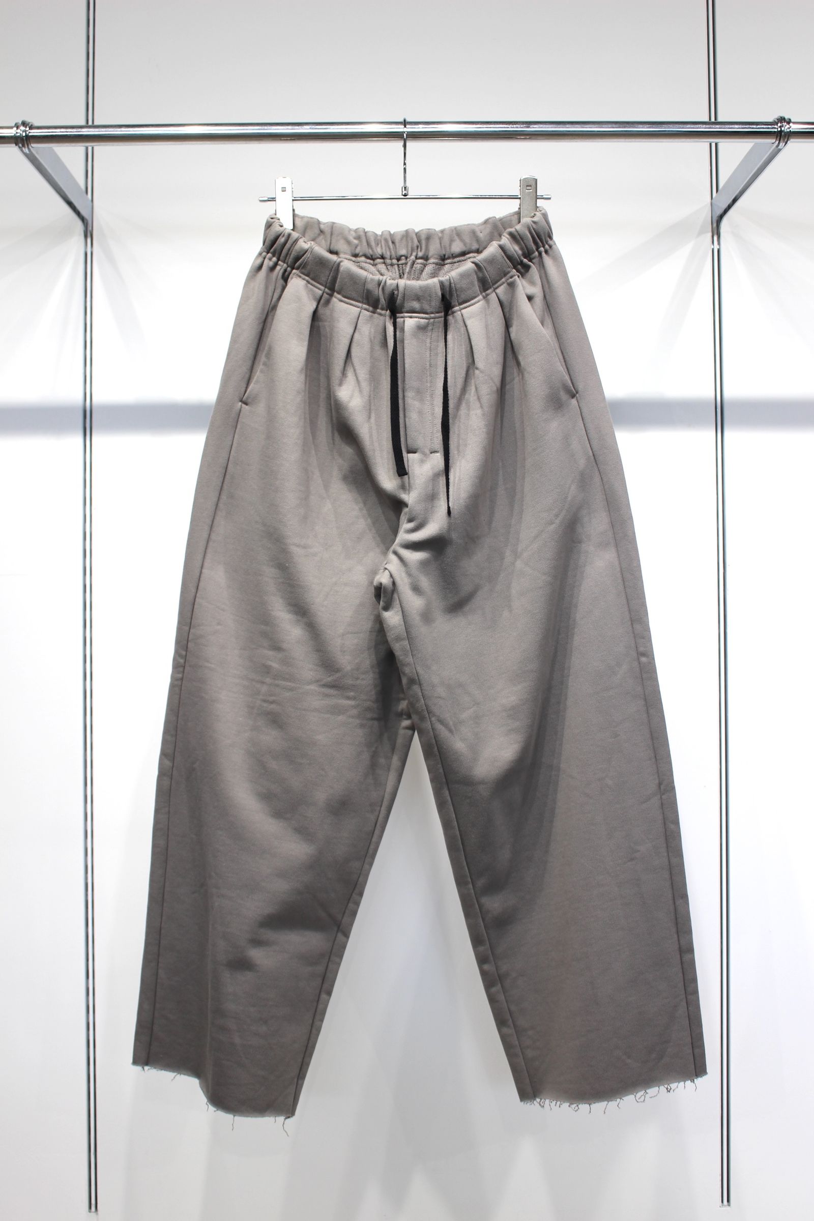 TUCK SWEAT PANTS | GRAY | スウェットパンツ