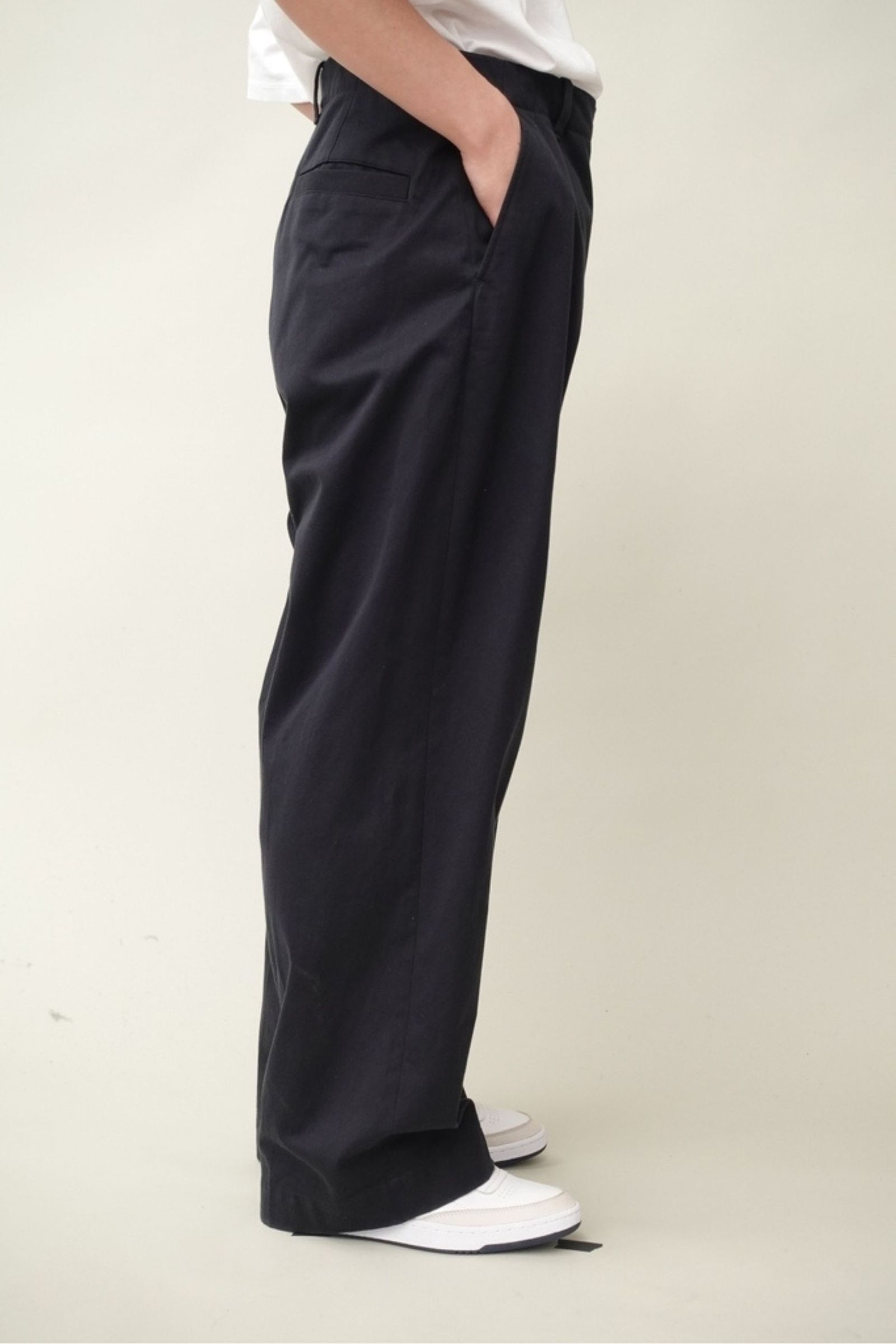 UNIVERSAL PRODUCTS - NO TUCK WIDE CHINO TROUSERS/NAVY | NapsNote