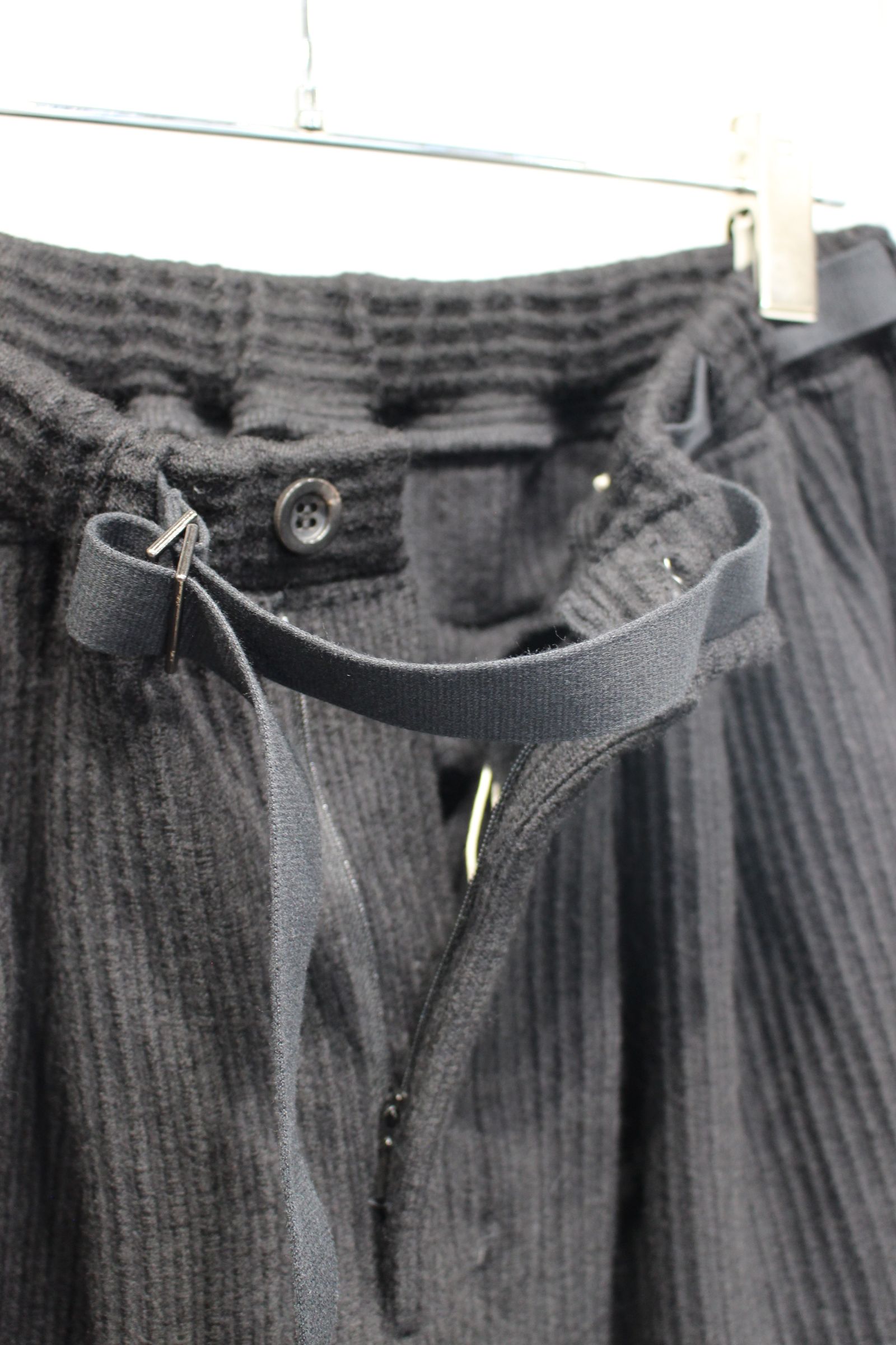 WOOLCORD BELTLESS SLACKS | BLACK | スラックス