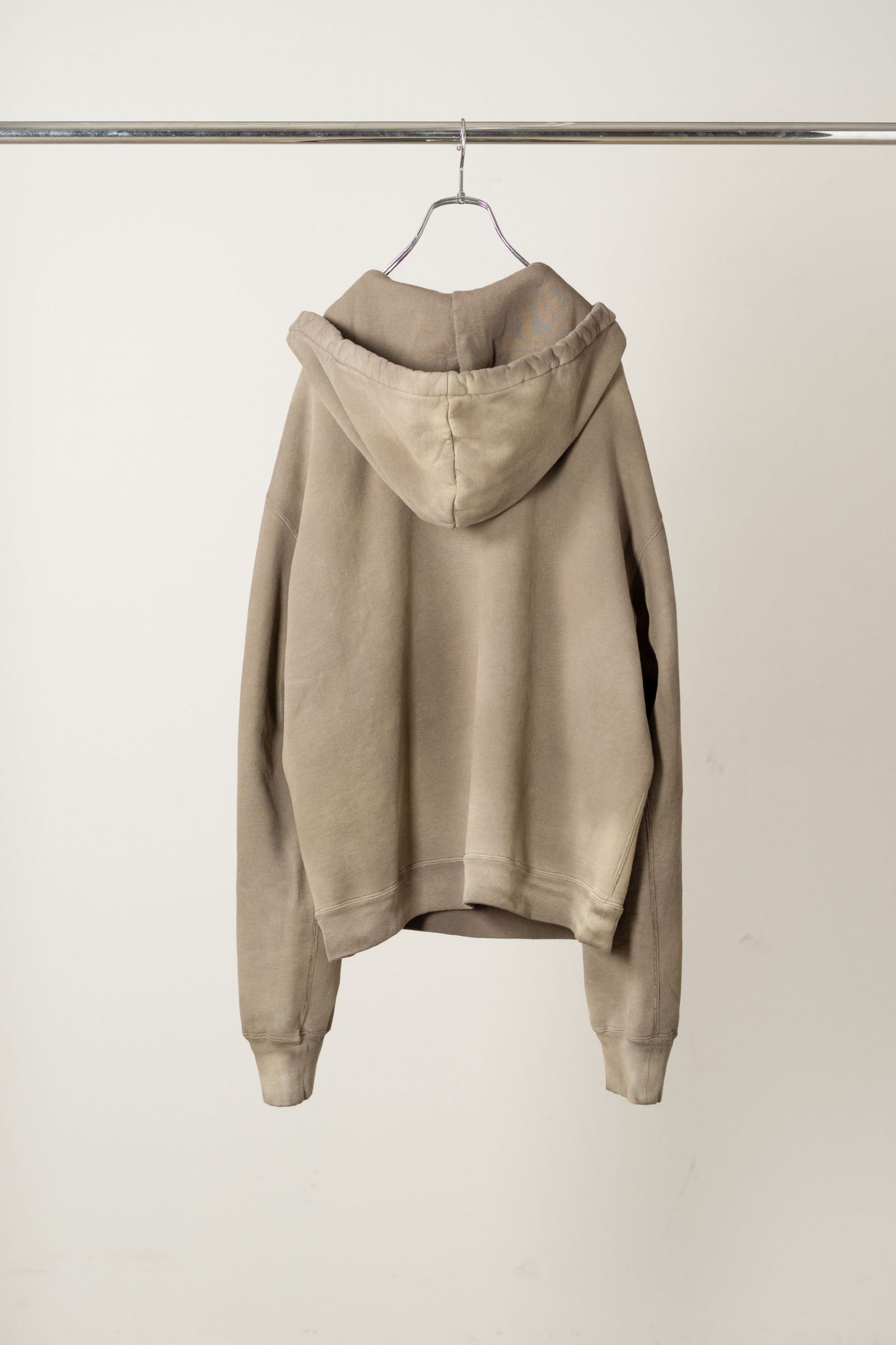 FLEECE-LINED SWEAT HOODIE | P.BEIGE | フーディー
