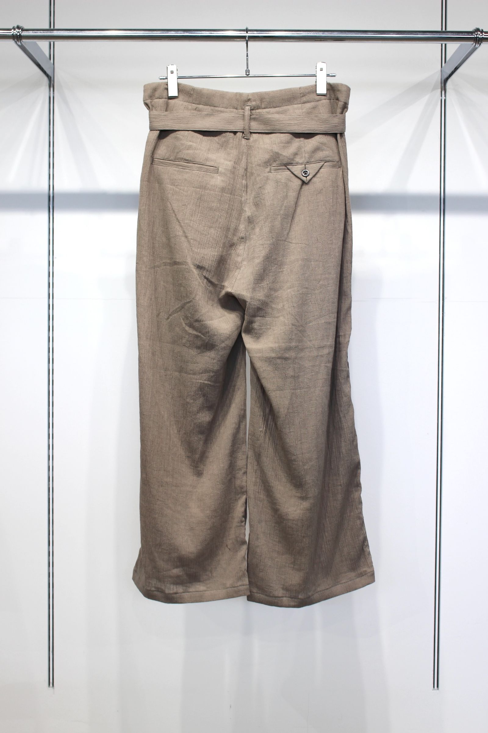 [ラスト1点] BELTED CREPE TUCK SLACKS | GREIGE | スラックス