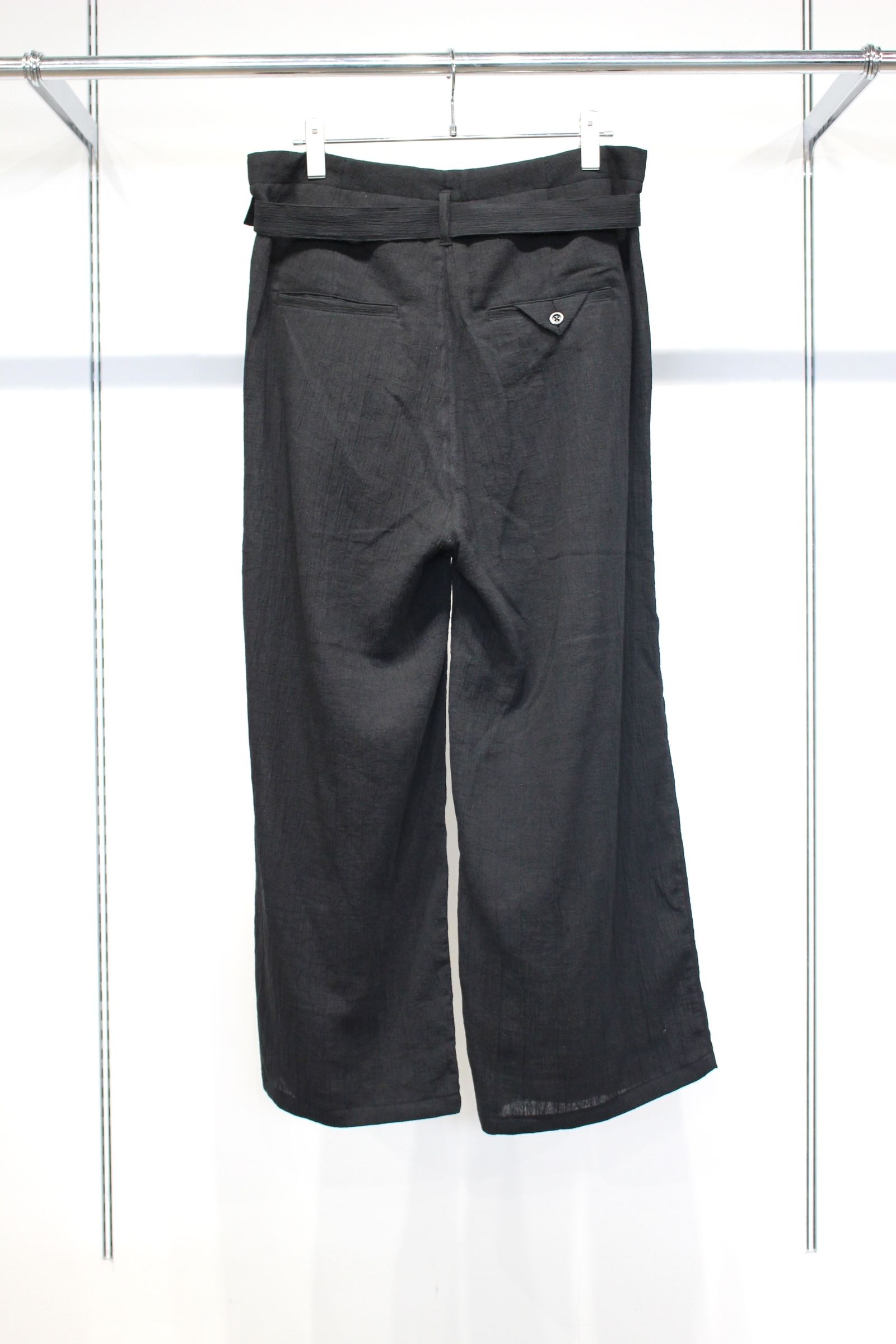 [ラスト1点] BELTED CREPE TUCK SLACKS | BLACK | スラックス