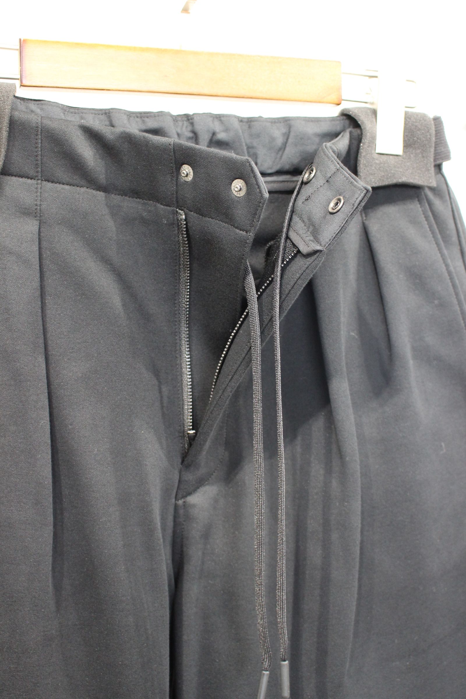 CURLY&Co. - STRAIGHT SILHOUETTE TAB PANTS -solid-/BLACK